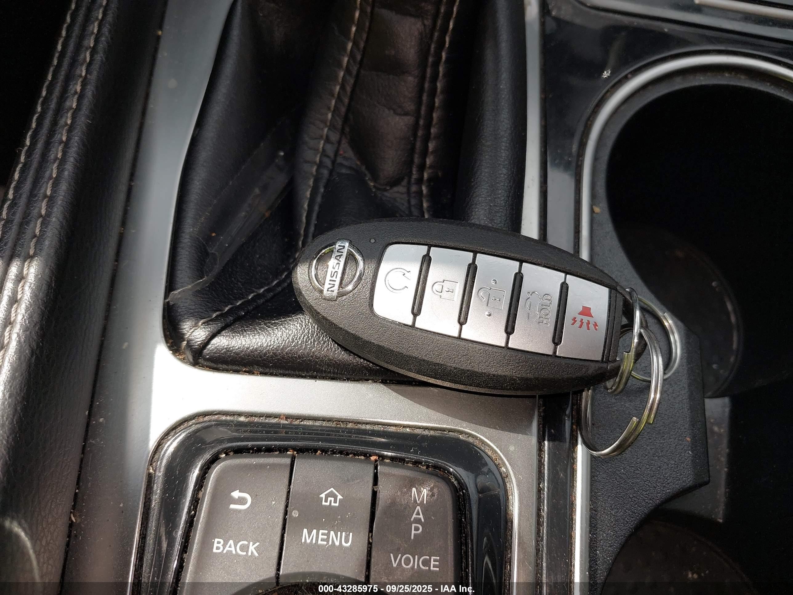 NISSAN MAXIMA image 11