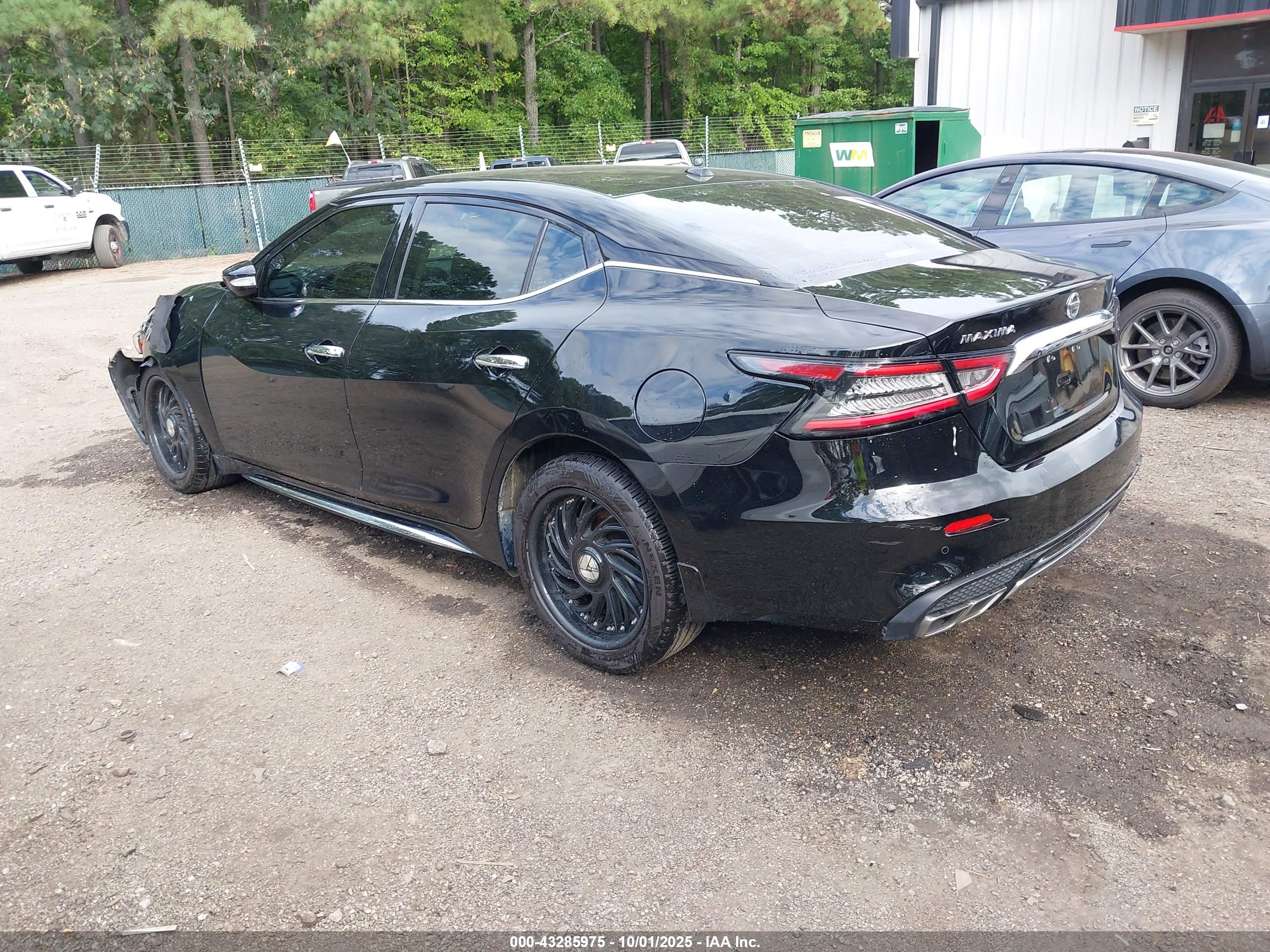 NISSAN MAXIMA image 3