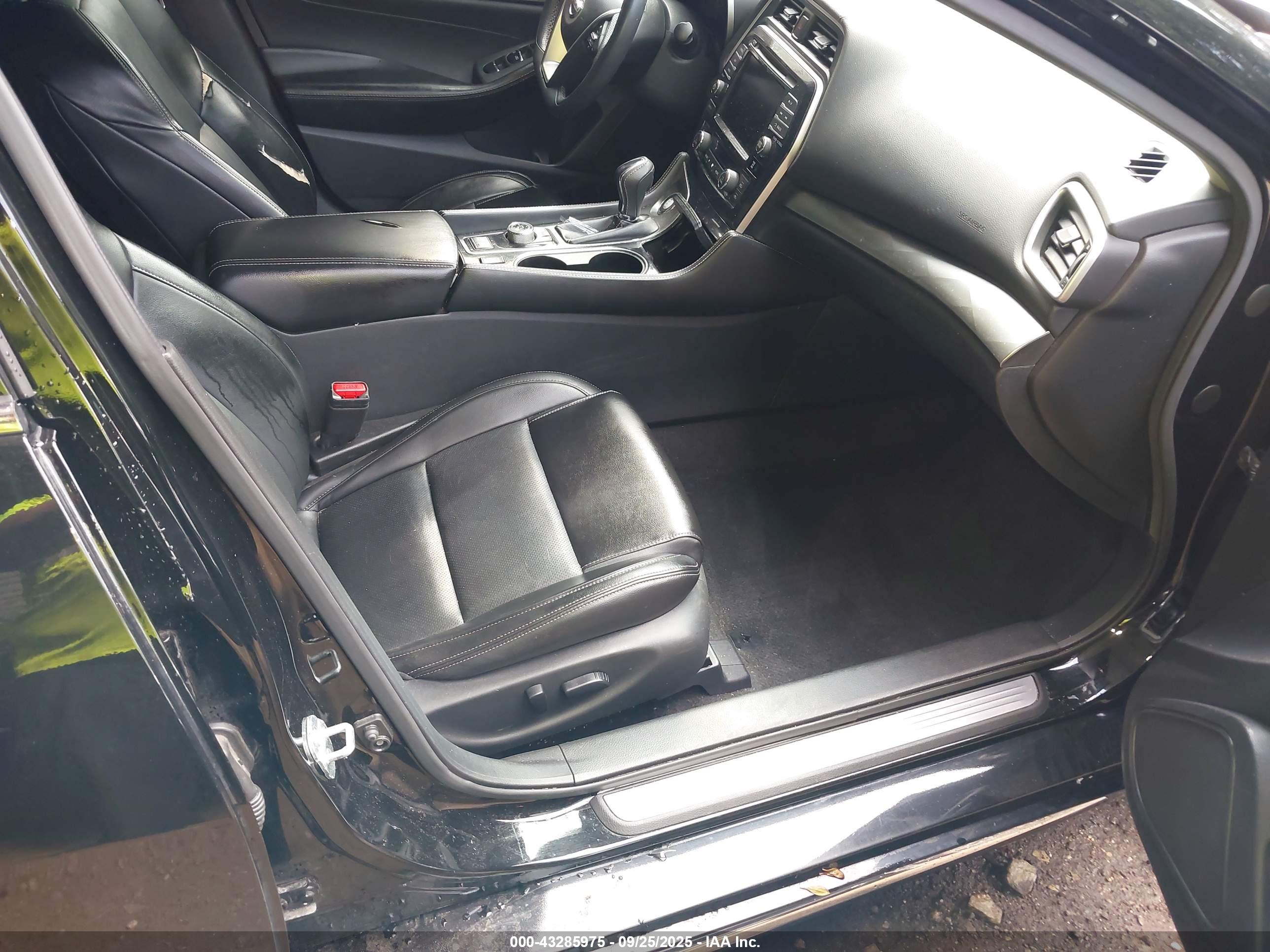 NISSAN MAXIMA image 5
