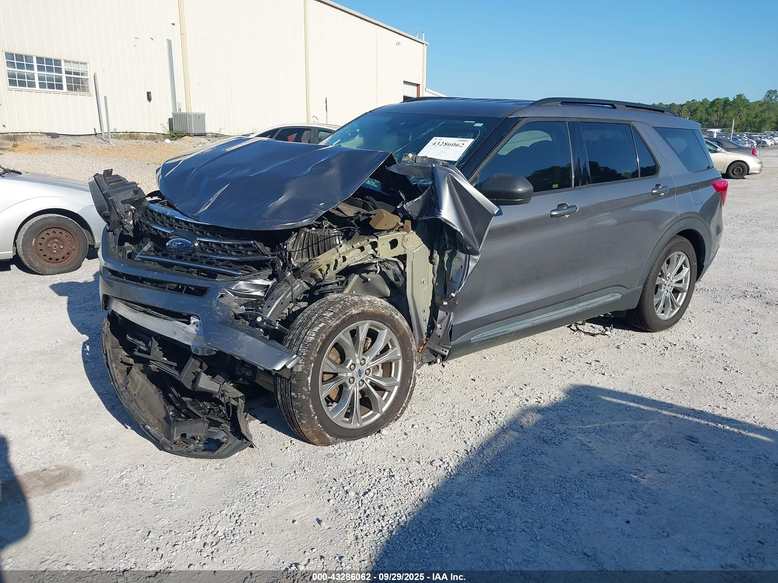 FORD EXPLORER image 2