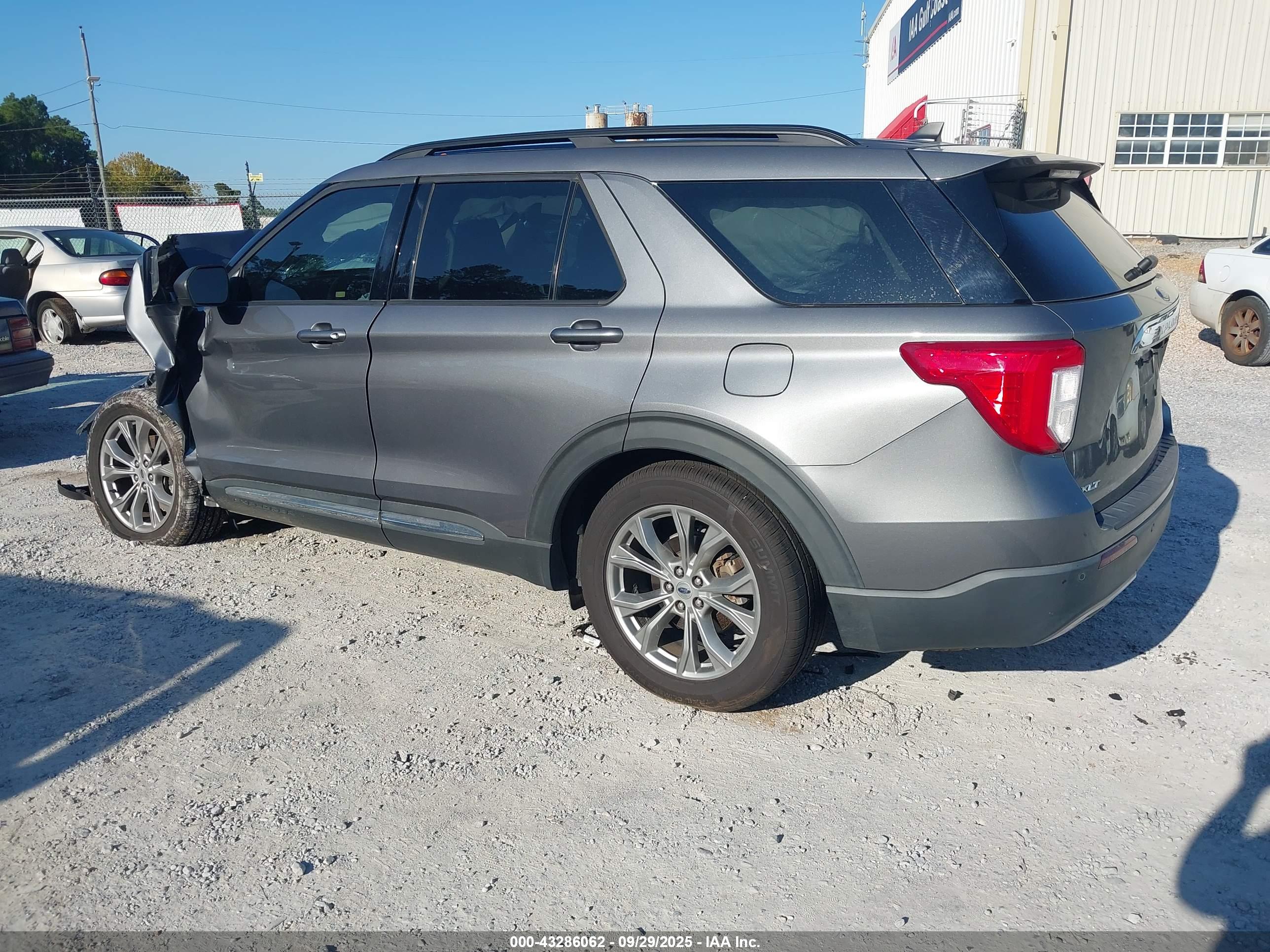 FORD EXPLORER image 3