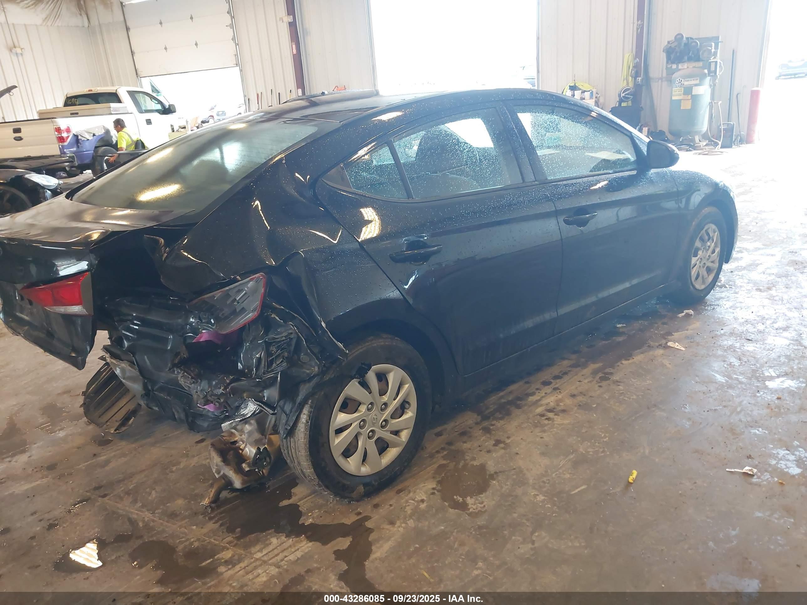 HYUNDAI ELANTRA image 4
