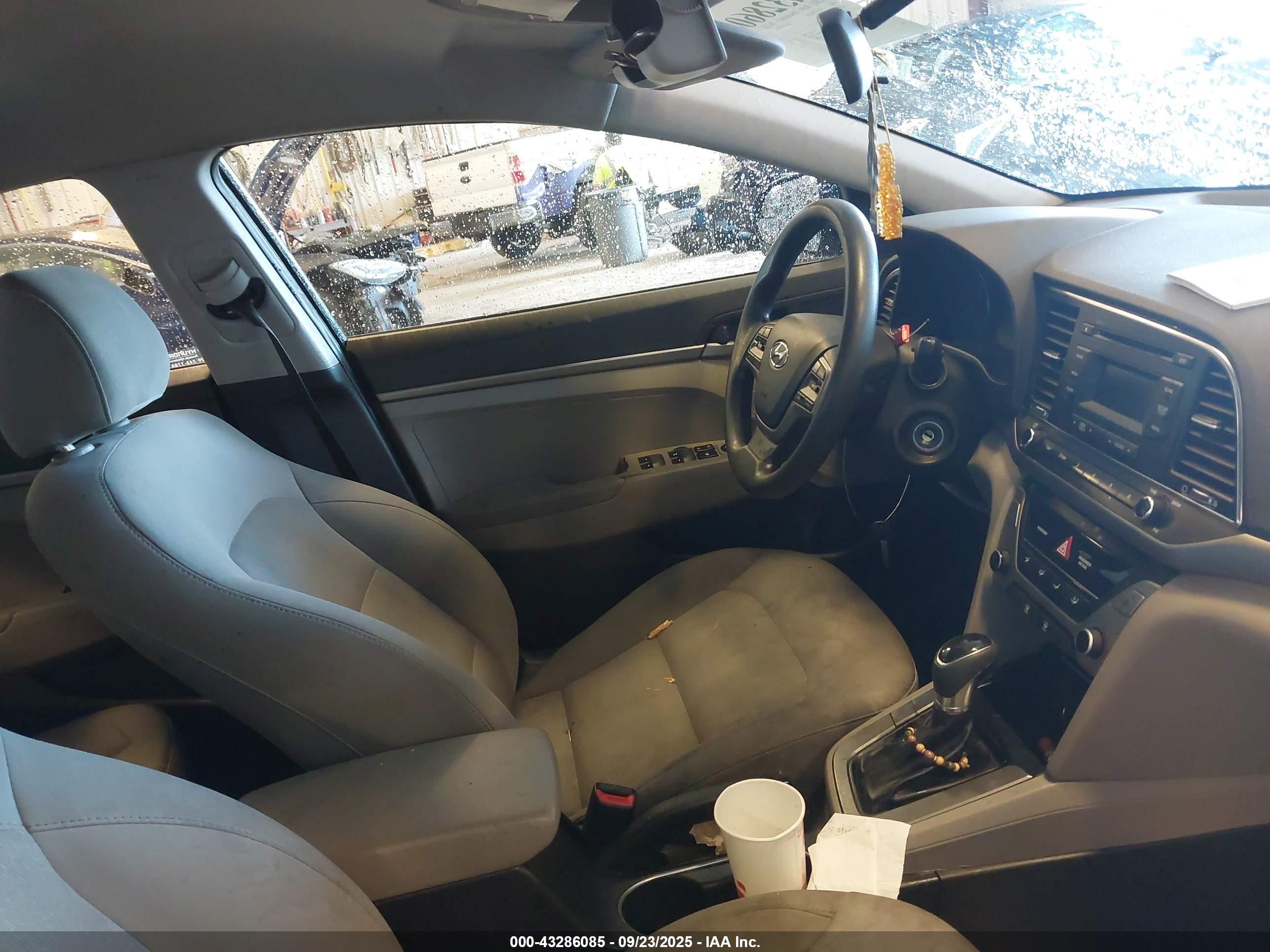 HYUNDAI ELANTRA image 5