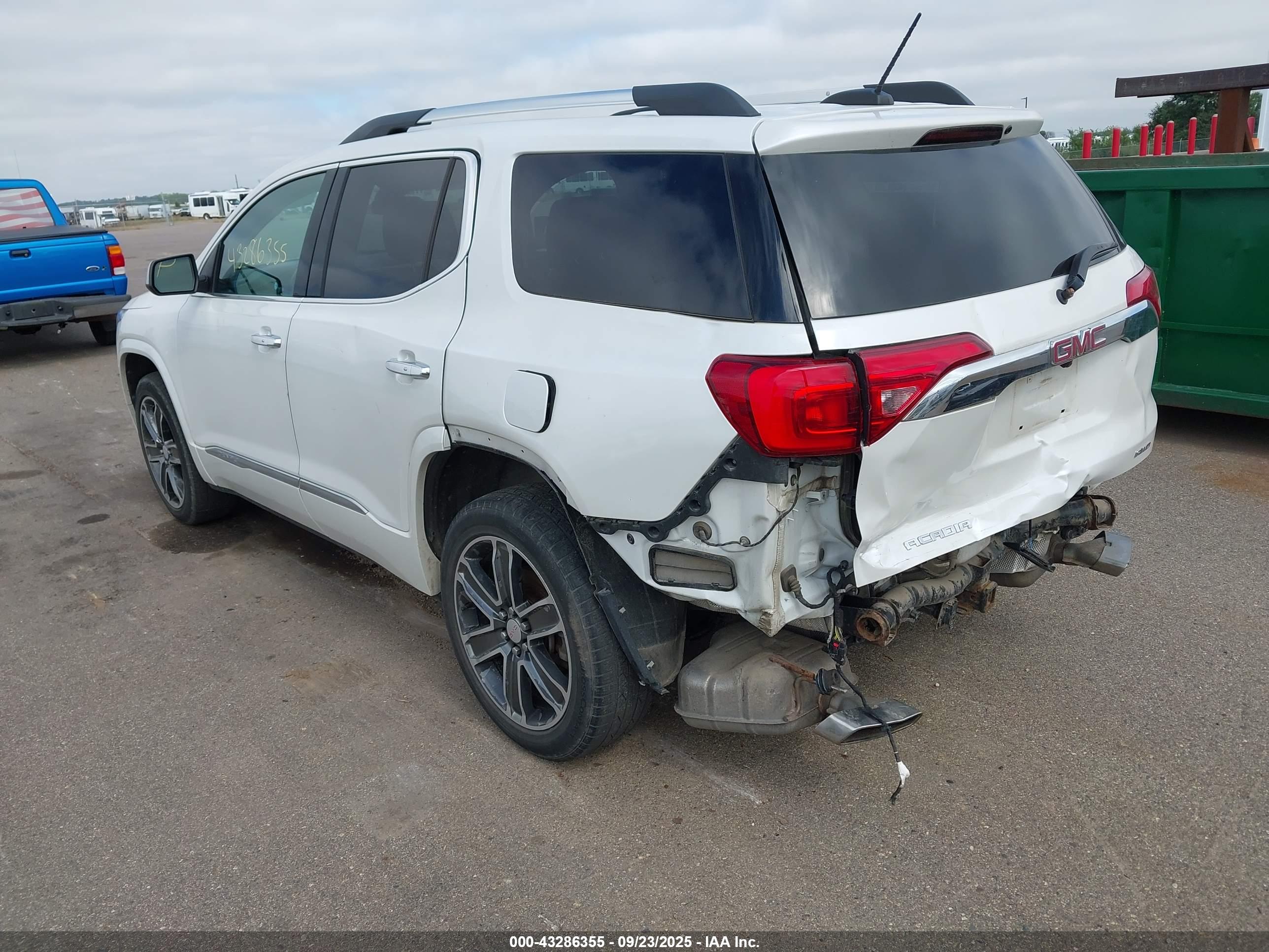 GMC ACADIA image 3