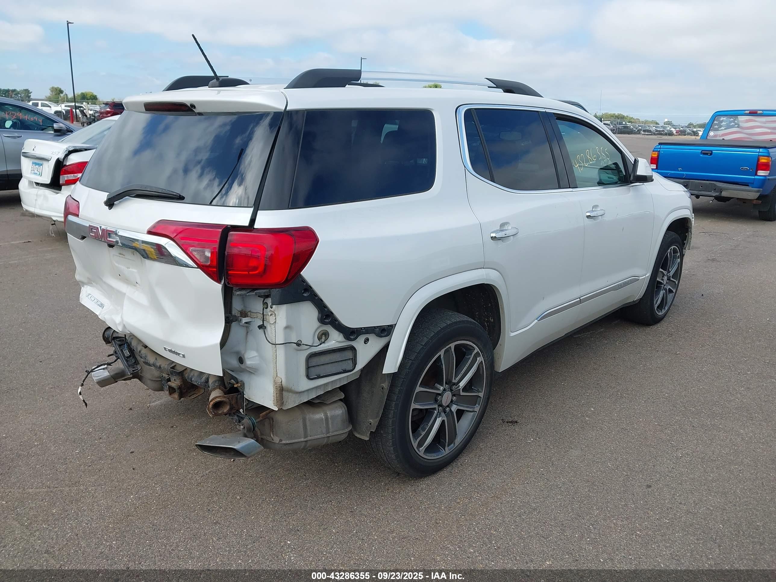 GMC ACADIA image 4