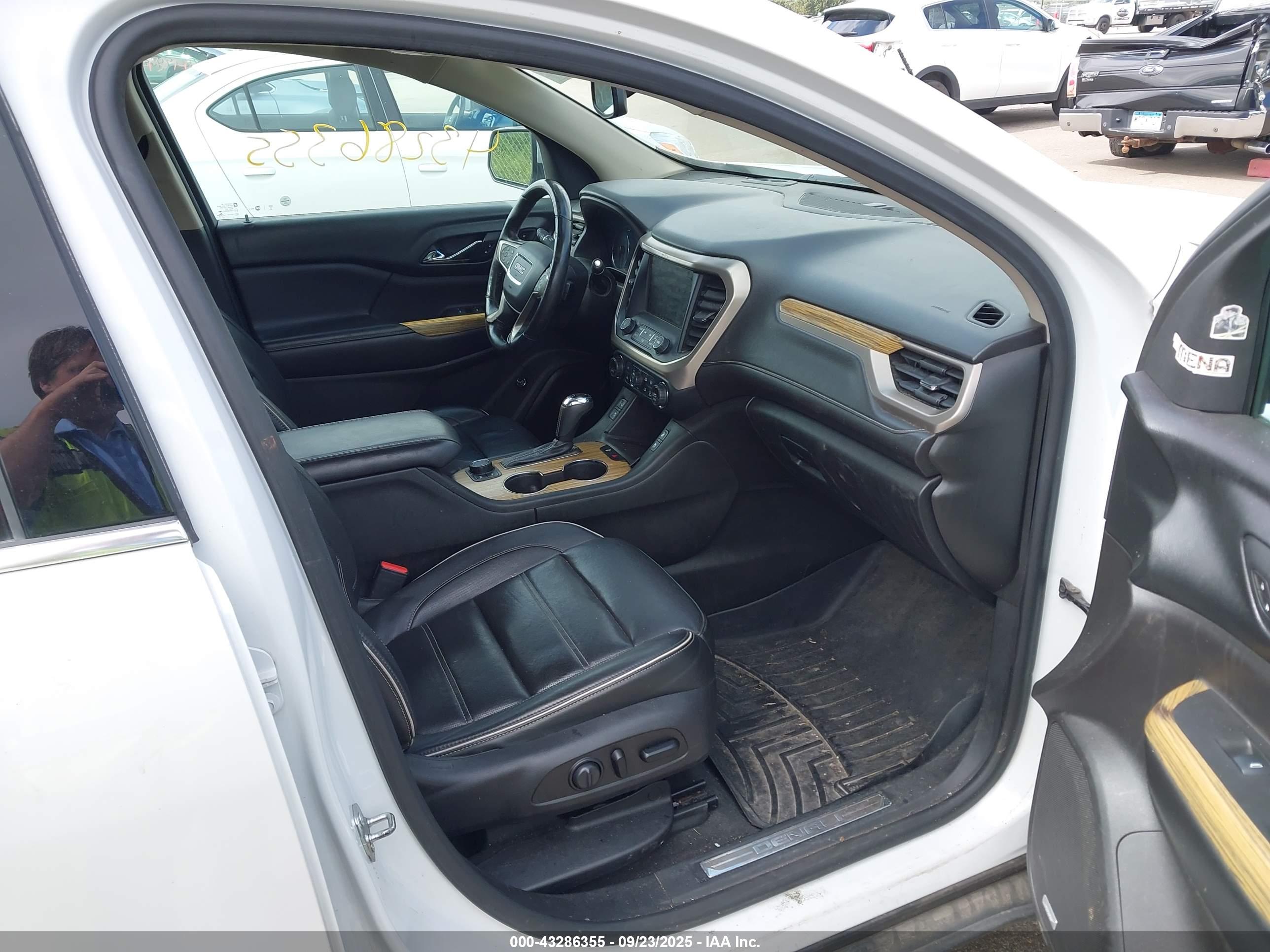 GMC ACADIA image 5