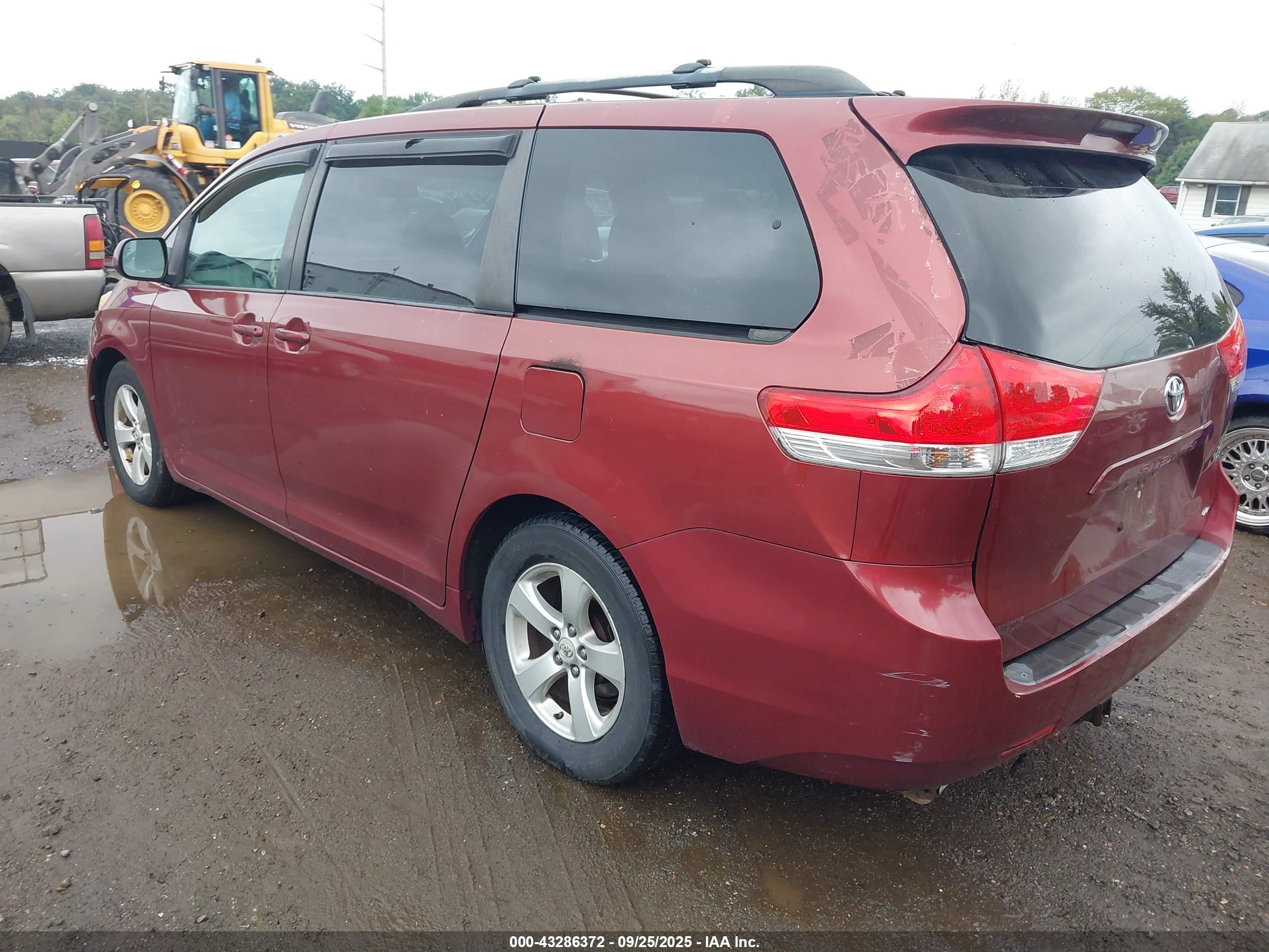 TOYOTA SIENNA image 3