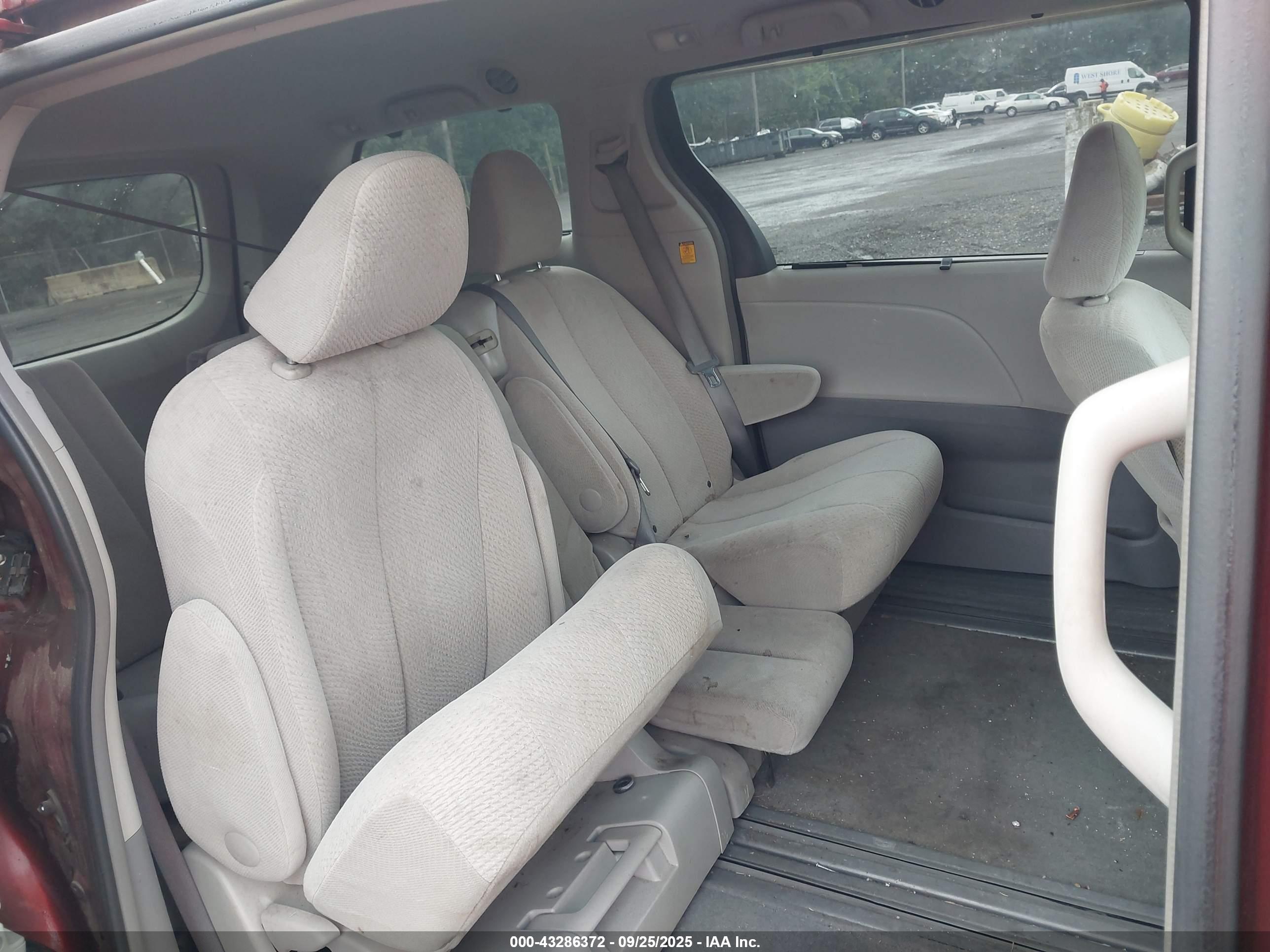 TOYOTA SIENNA image 8