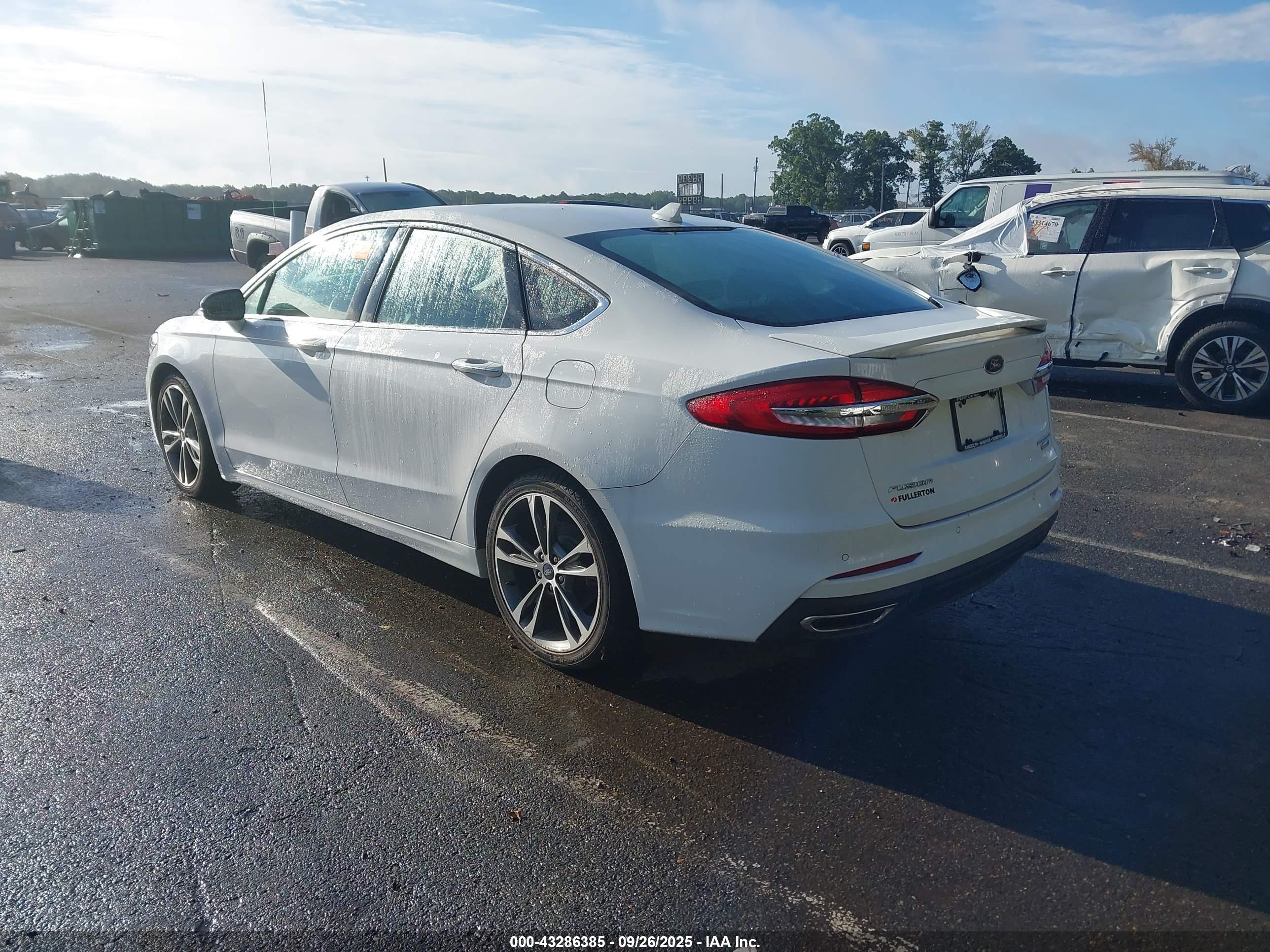 FORD FUSION image 3