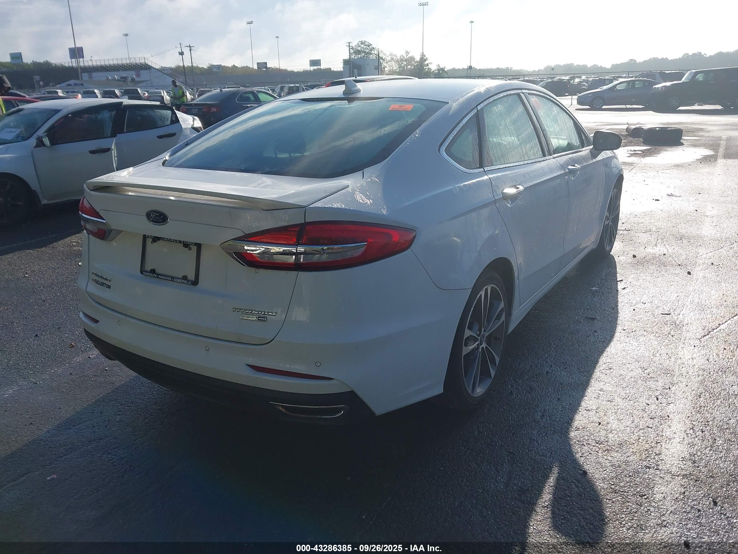 FORD FUSION image 4