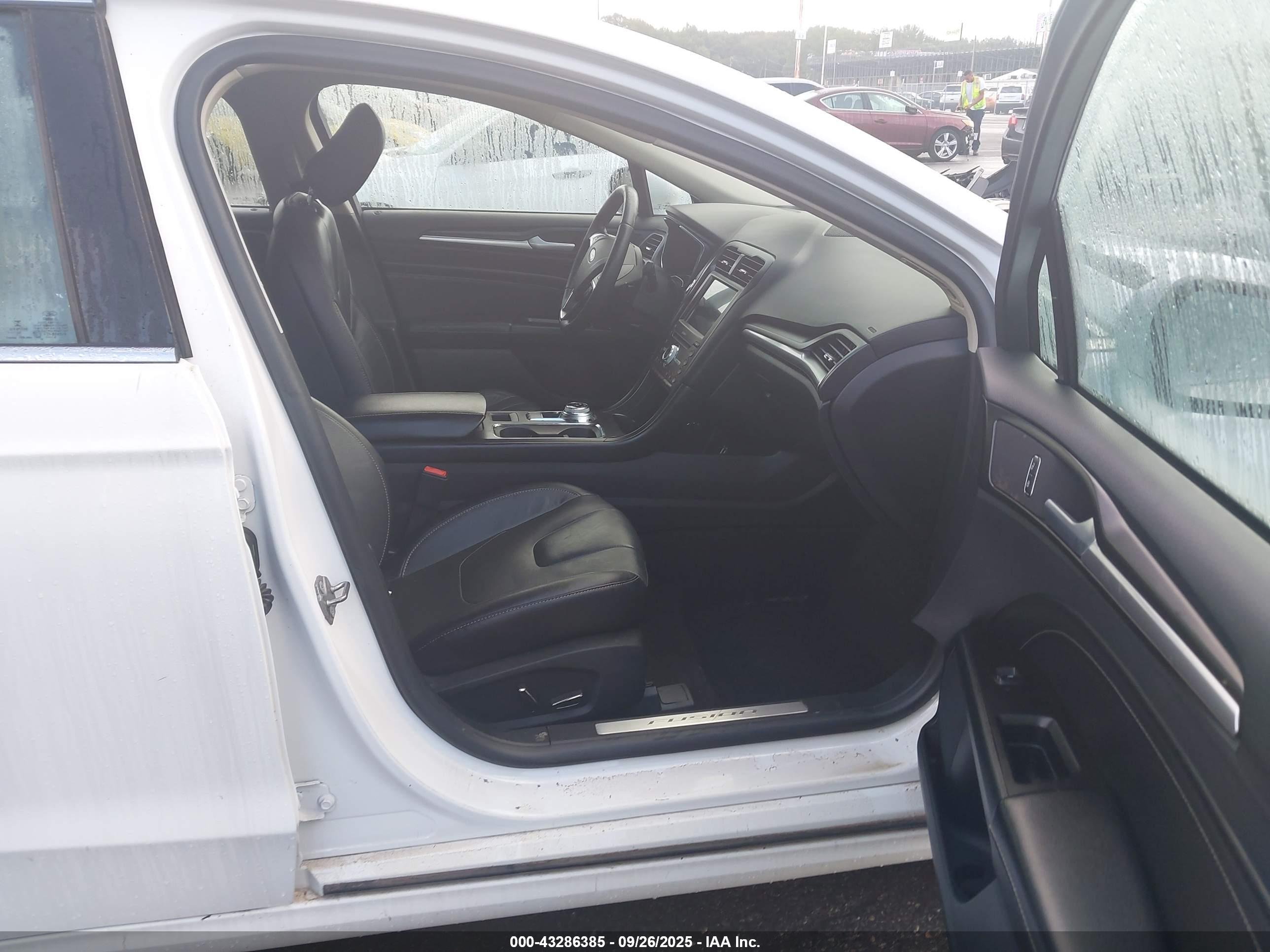 FORD FUSION image 5
