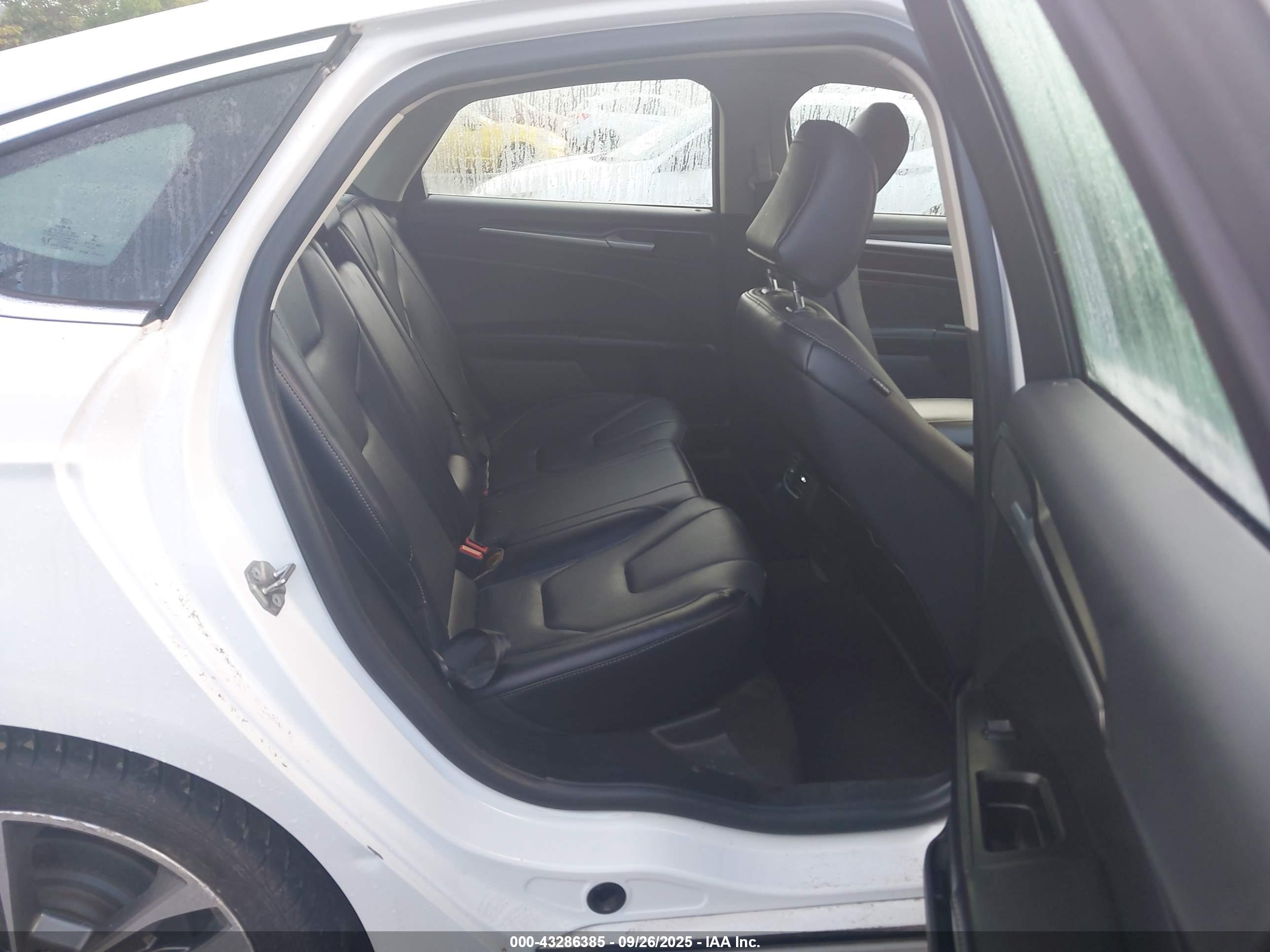 FORD FUSION image 8