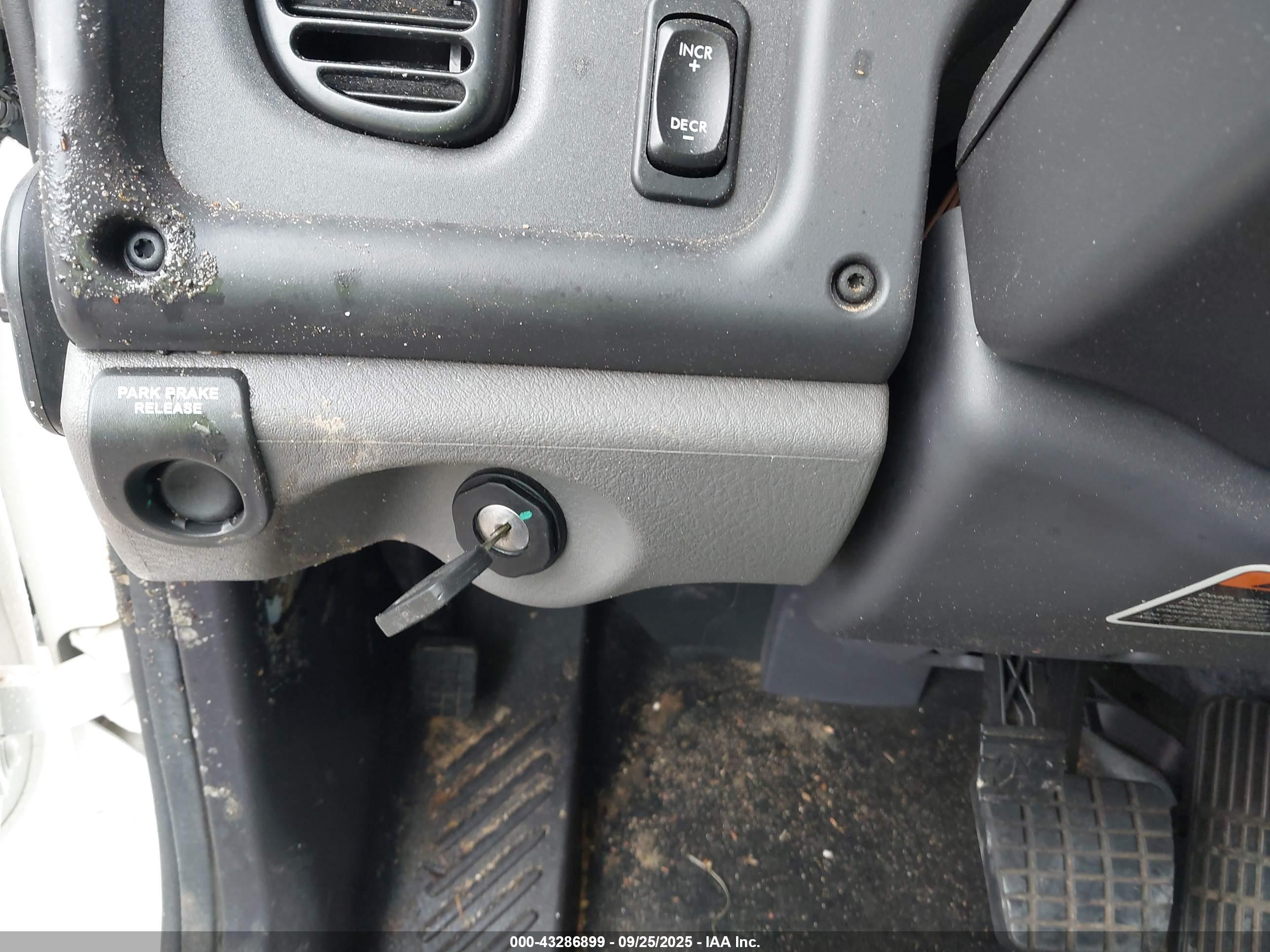 FREIGHTLINER M2 image 11