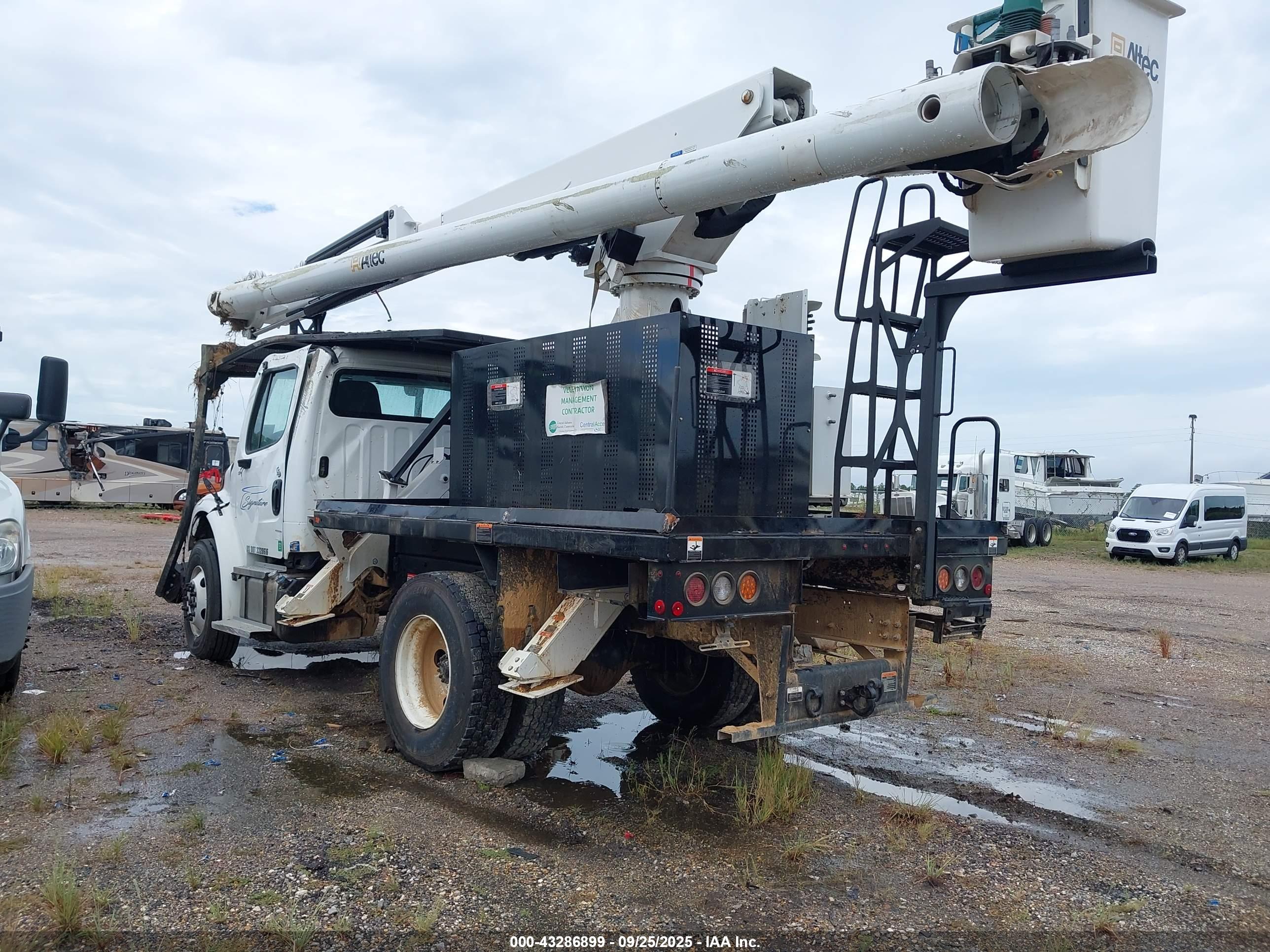 FREIGHTLINER M2 image 3