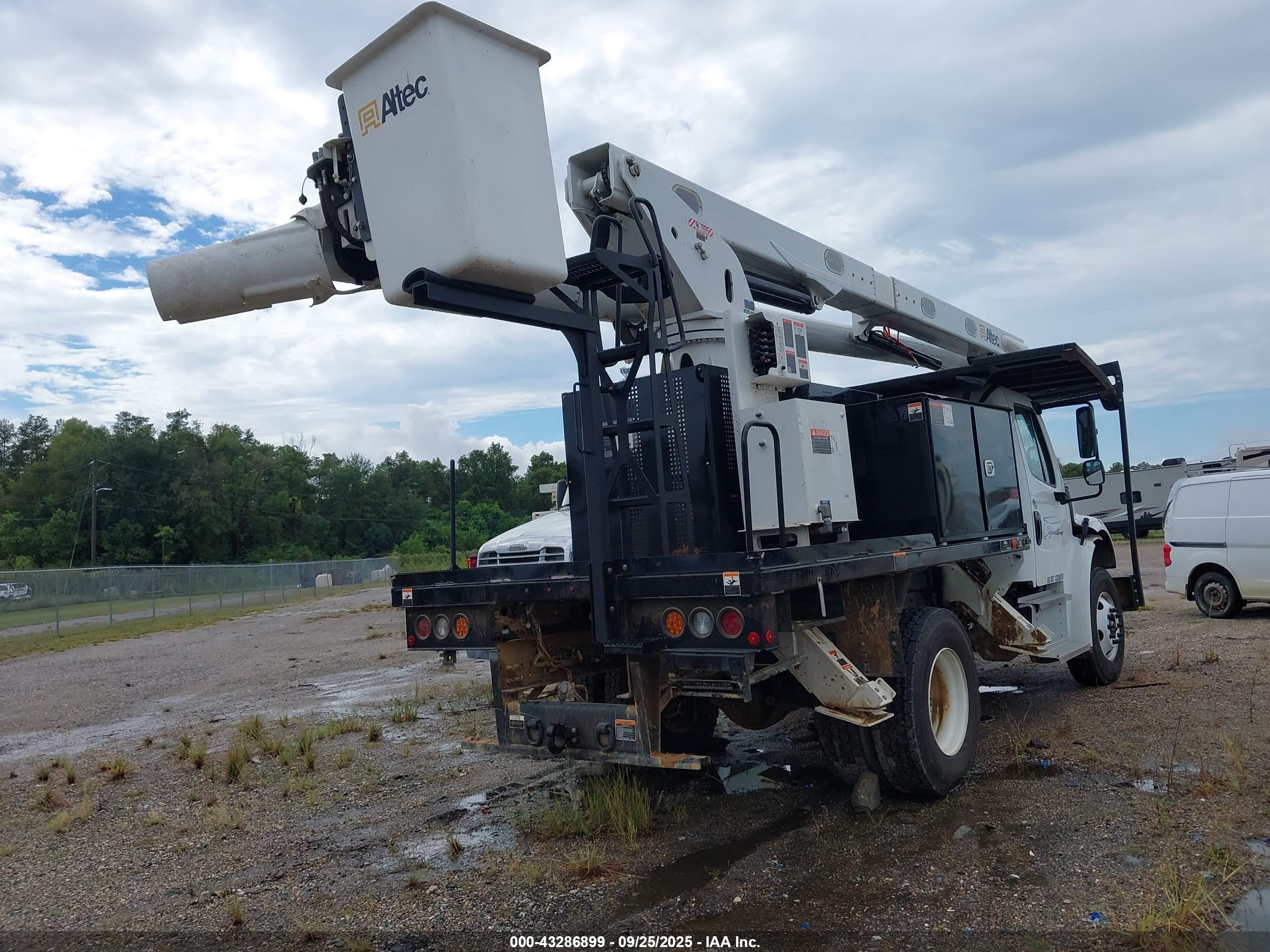 FREIGHTLINER M2 image 4
