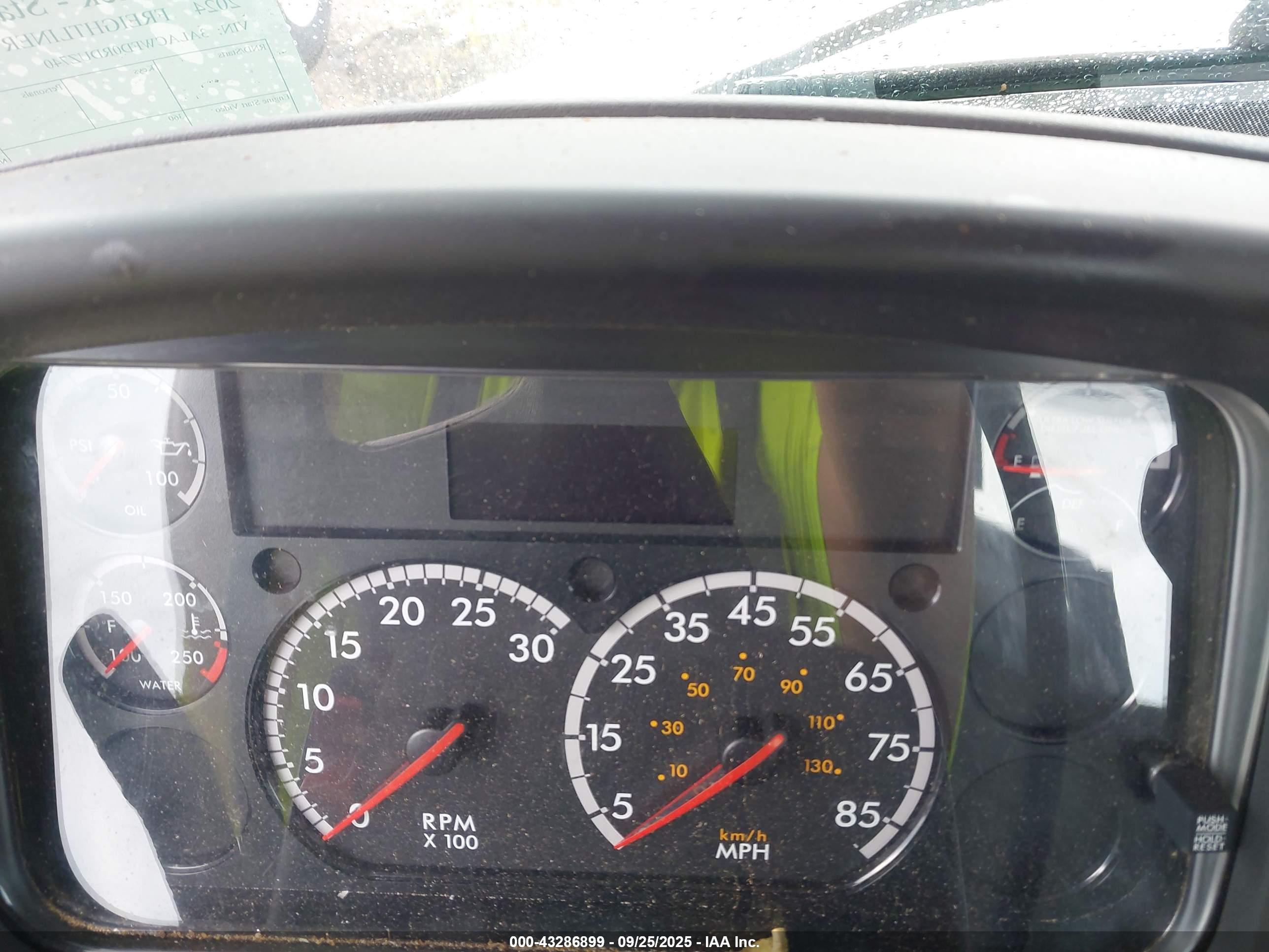 FREIGHTLINER M2 image 6