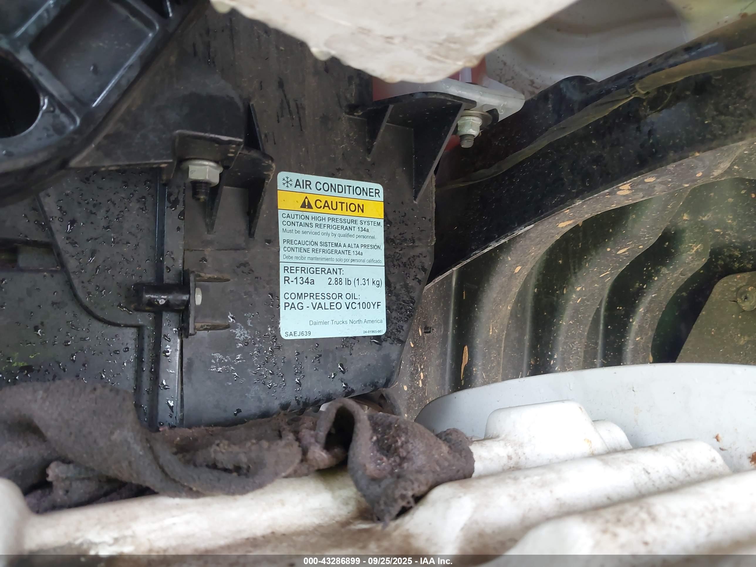 FREIGHTLINER M2 image 7