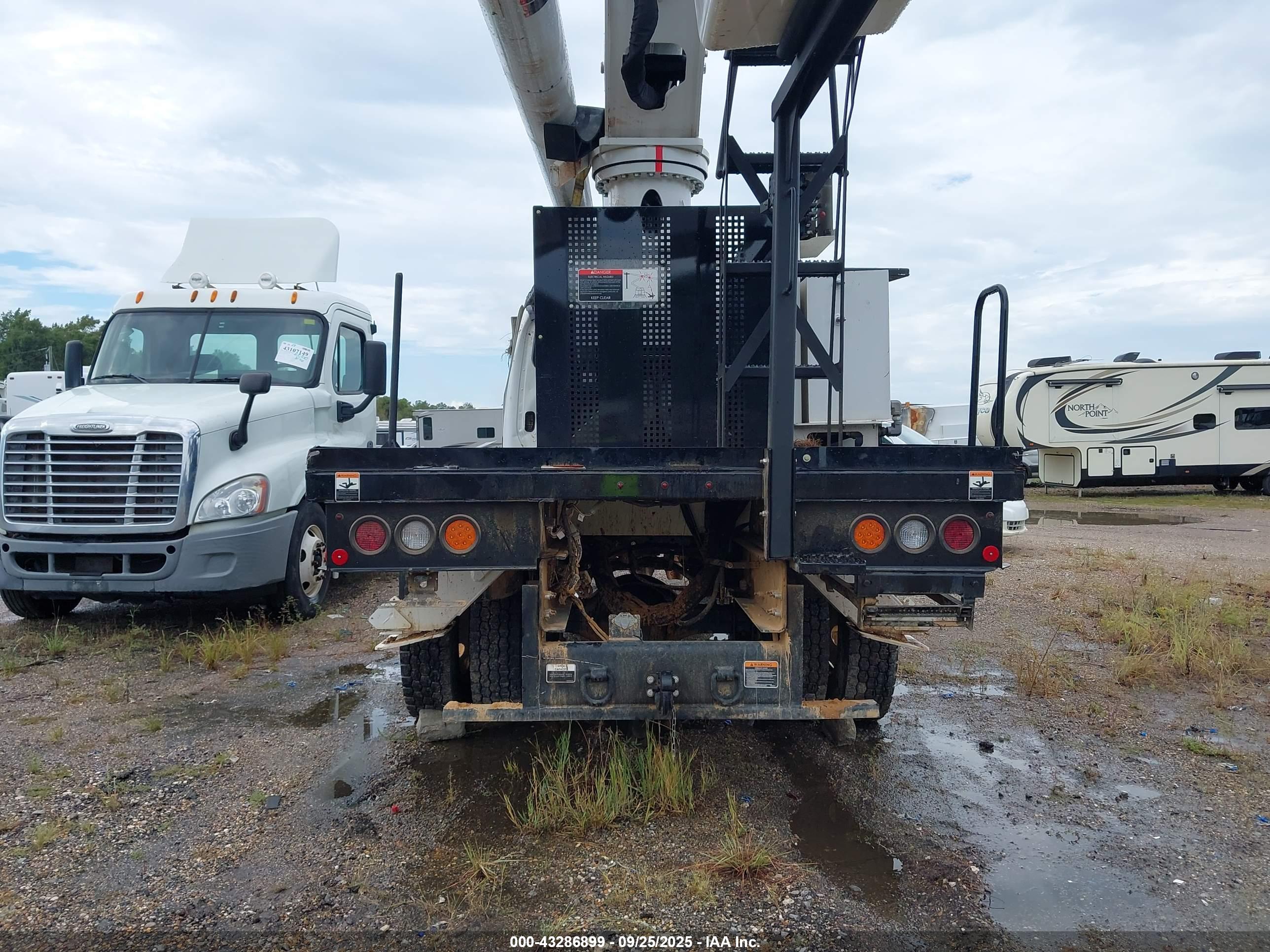 FREIGHTLINER M2 image 8