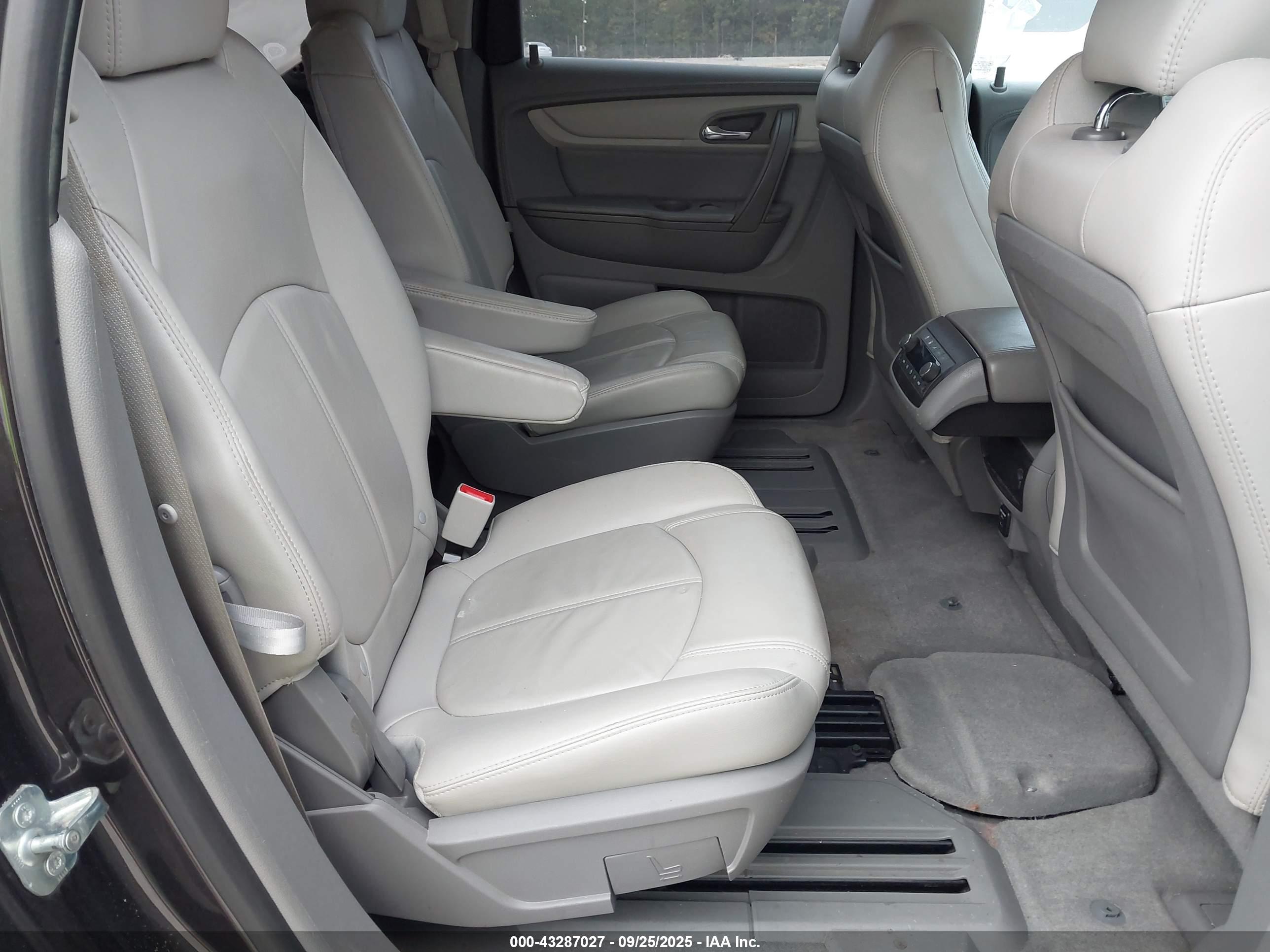 CHEVROLET TRAVERSE image 8