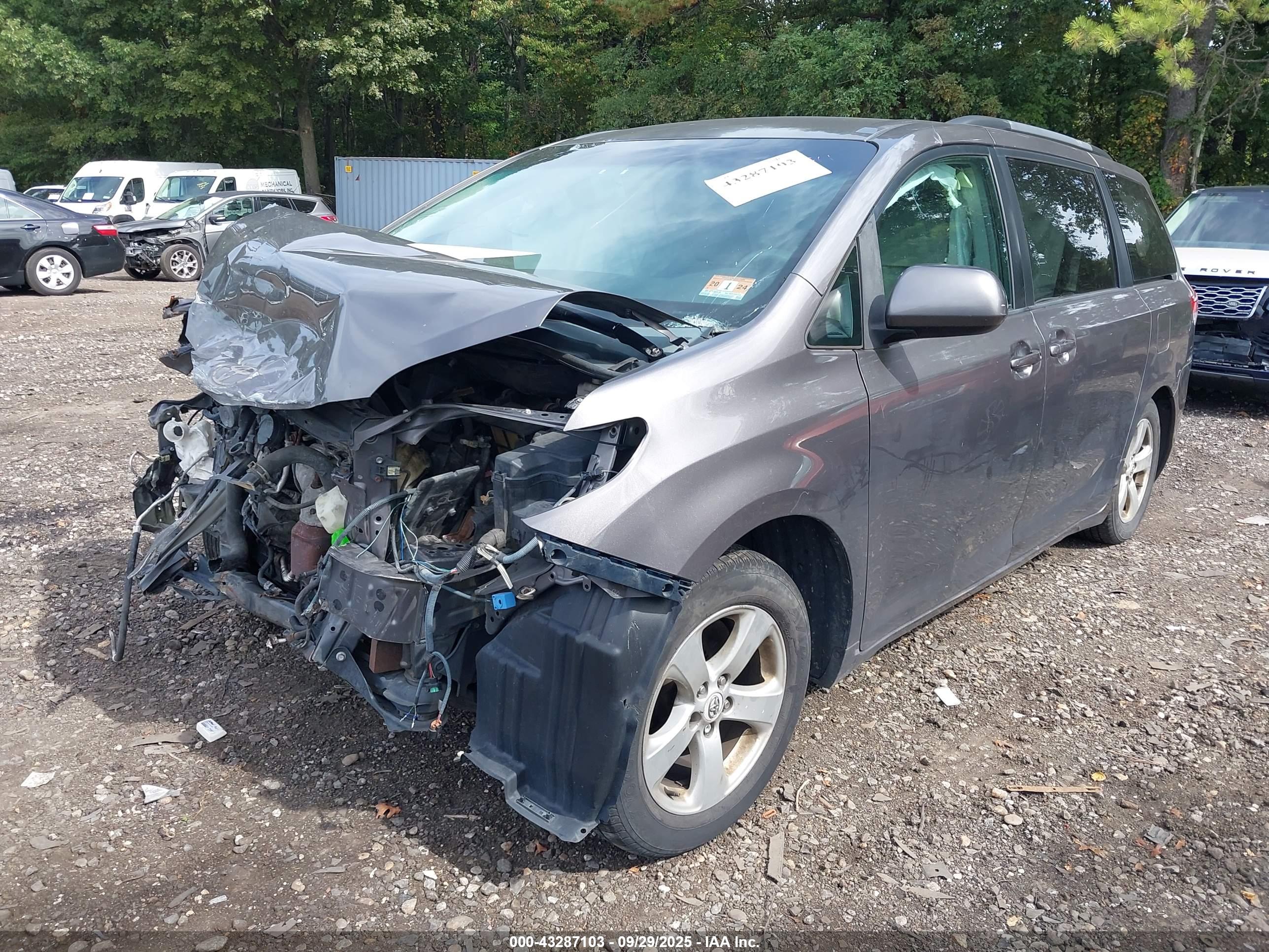 TOYOTA SIENNA image 2