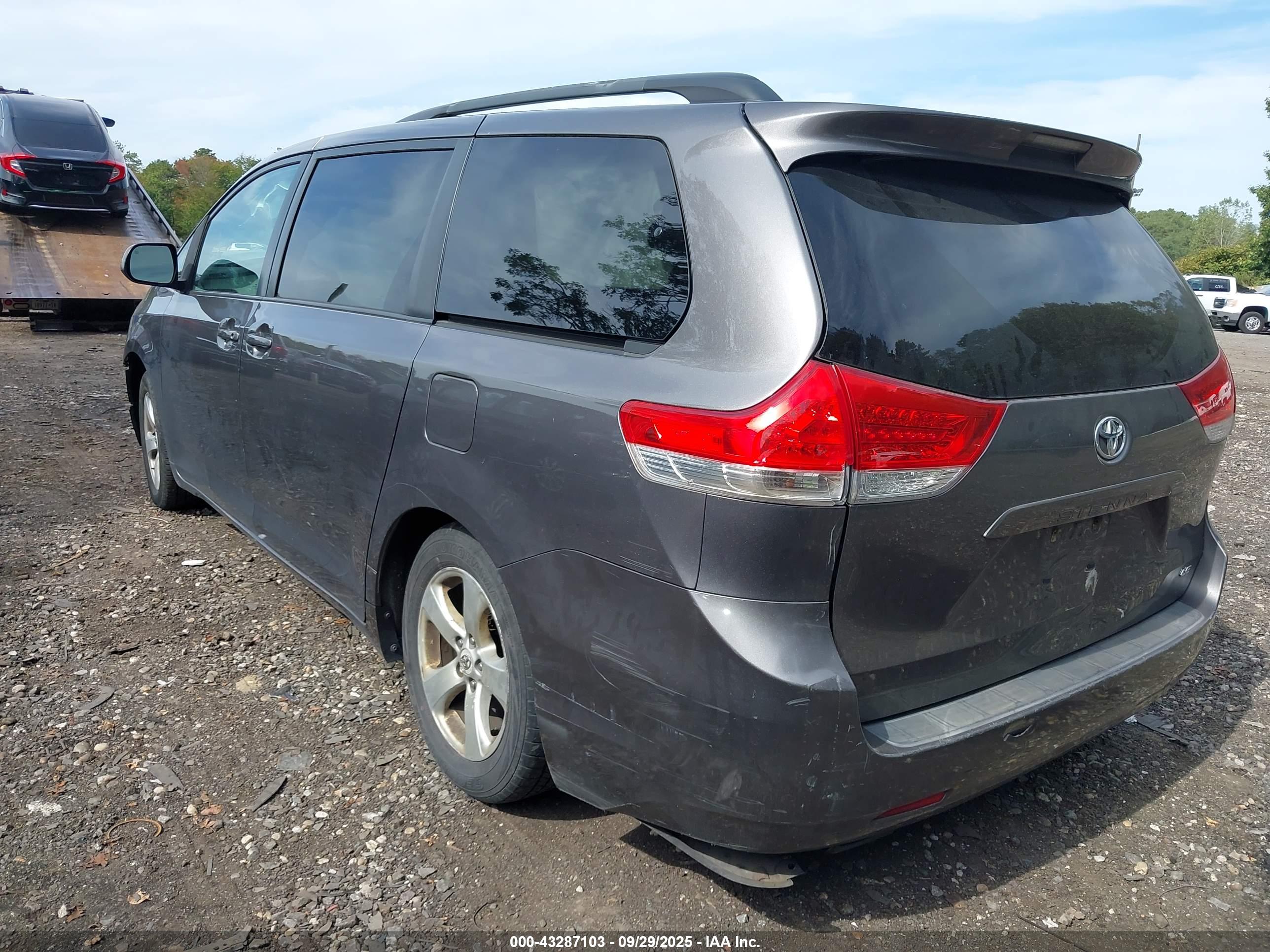 TOYOTA SIENNA image 3