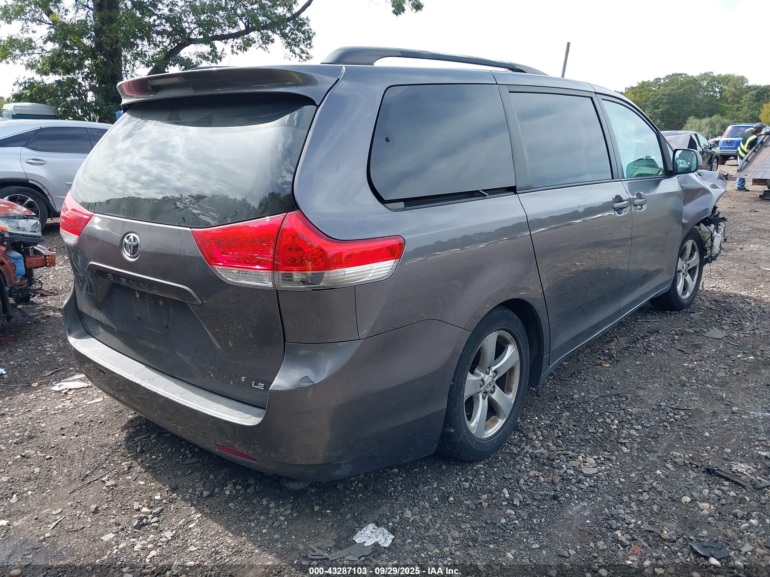 TOYOTA SIENNA image 4
