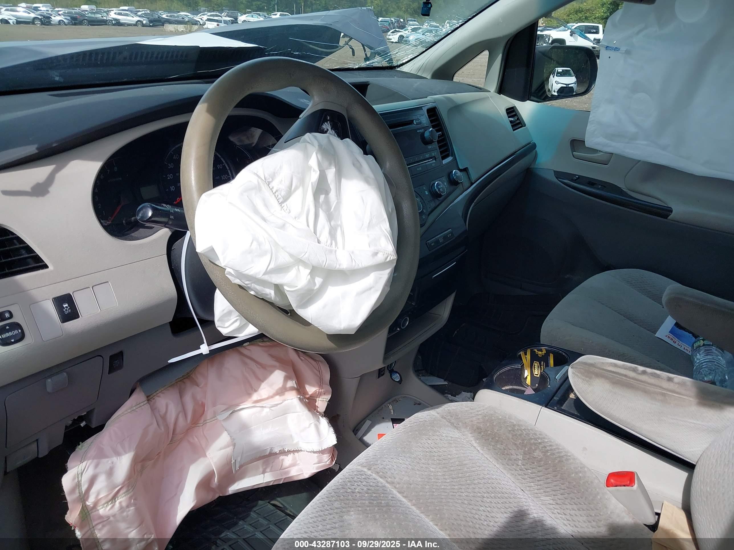 TOYOTA SIENNA image 5