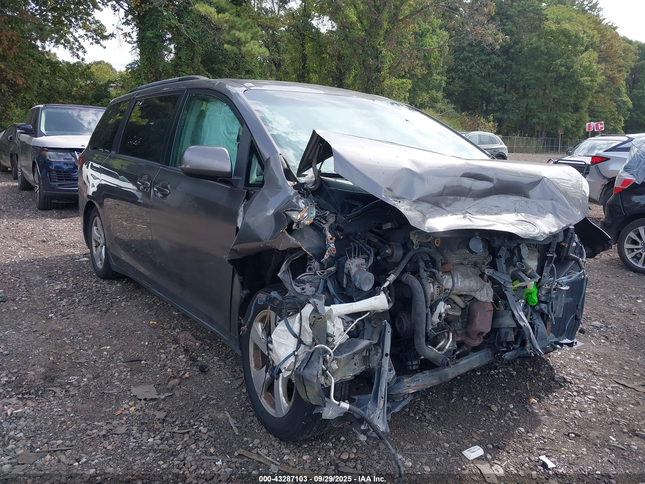 TOYOTA SIENNA image 6