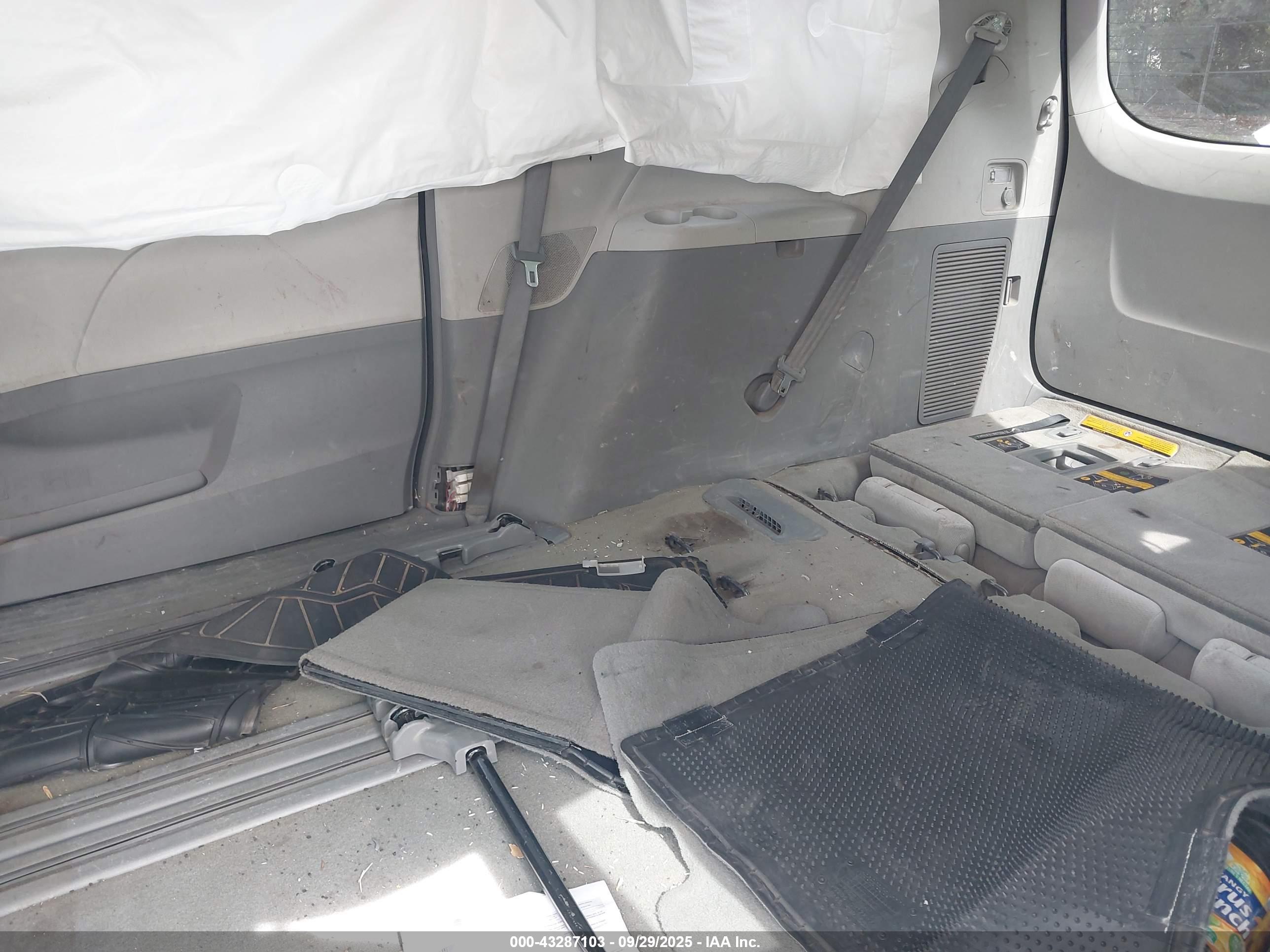 TOYOTA SIENNA image 8