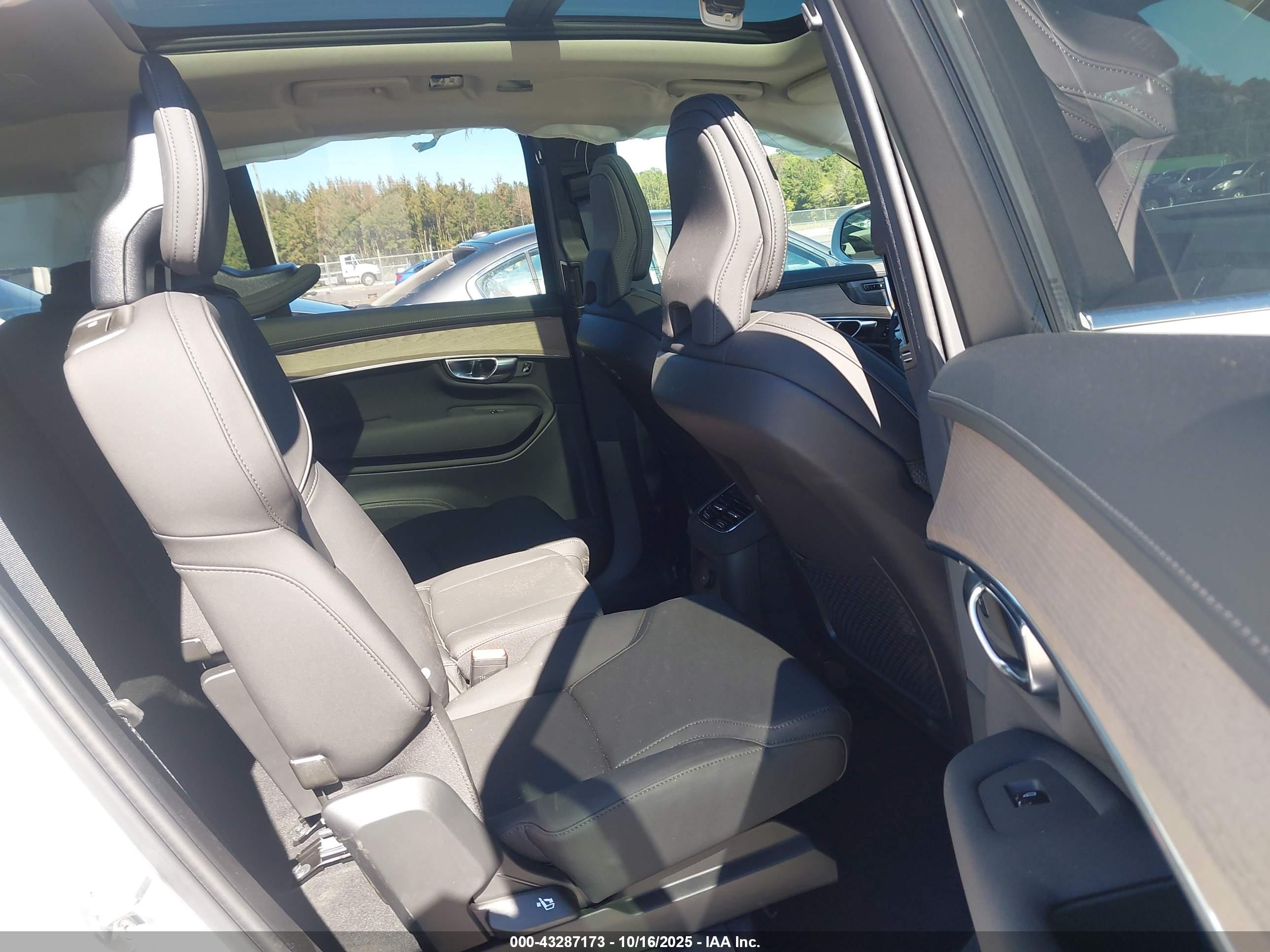 VOLVO XC90 image 8