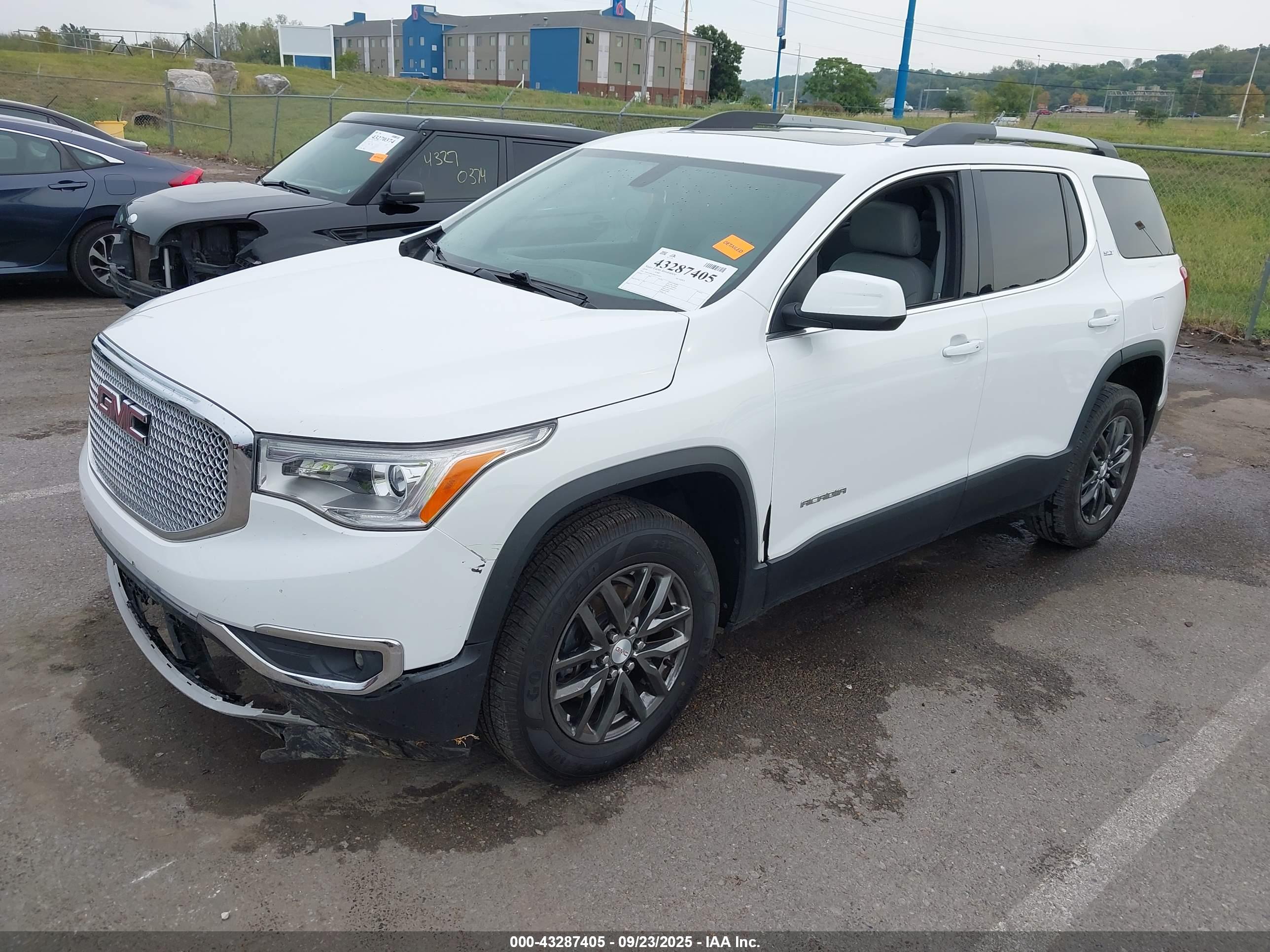 GMC ACADIA image 2