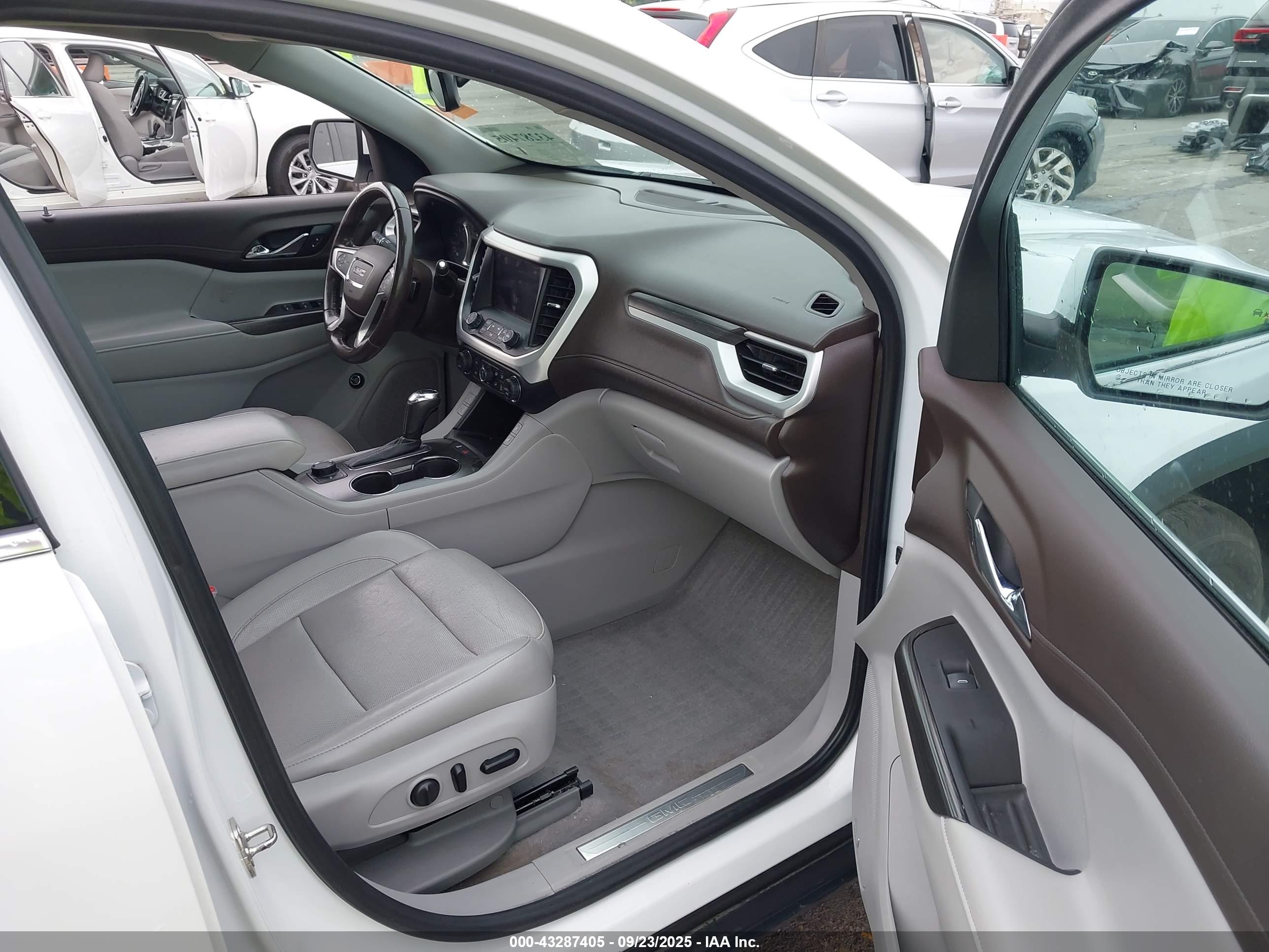 GMC ACADIA image 5