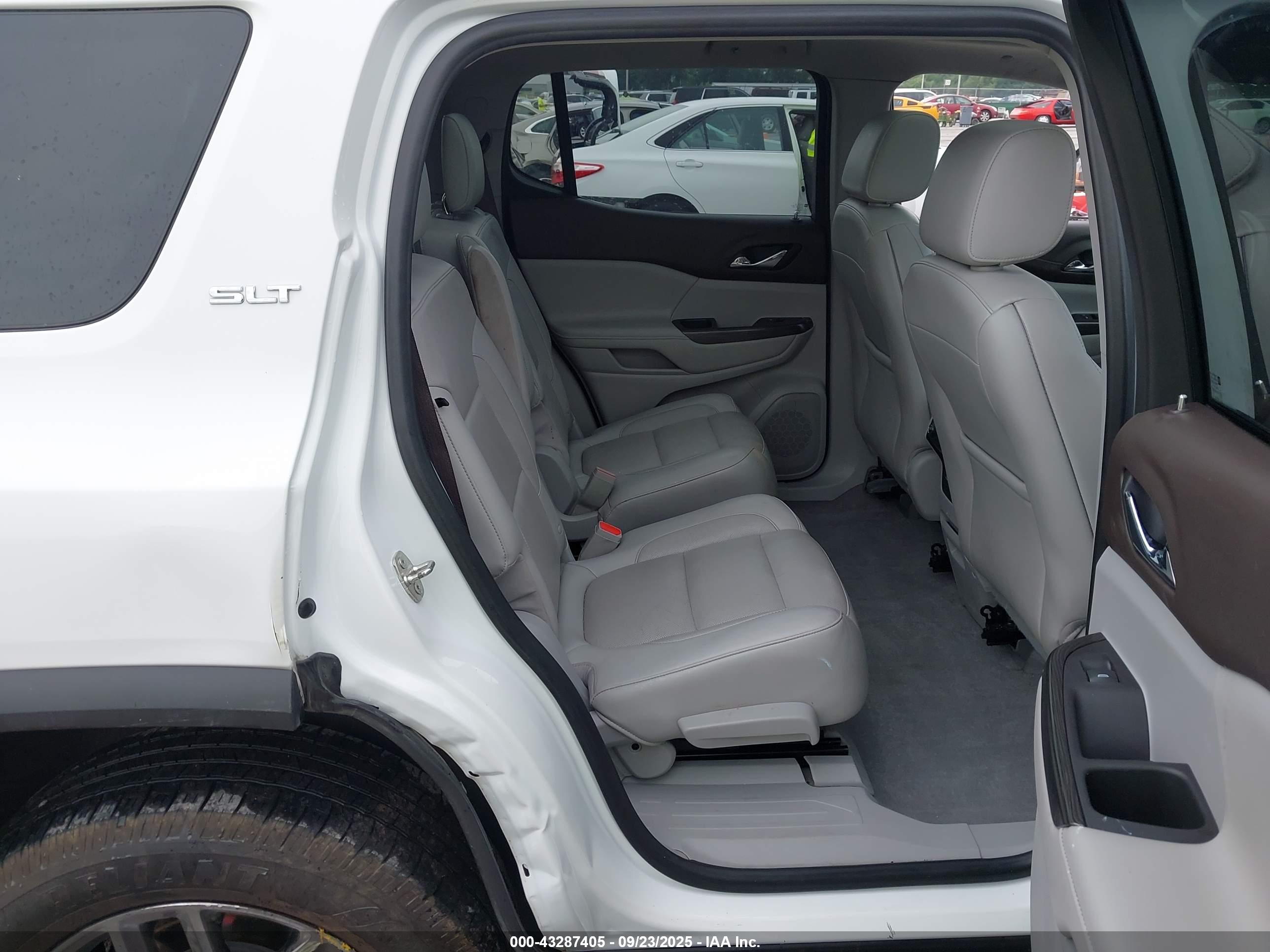 GMC ACADIA image 8