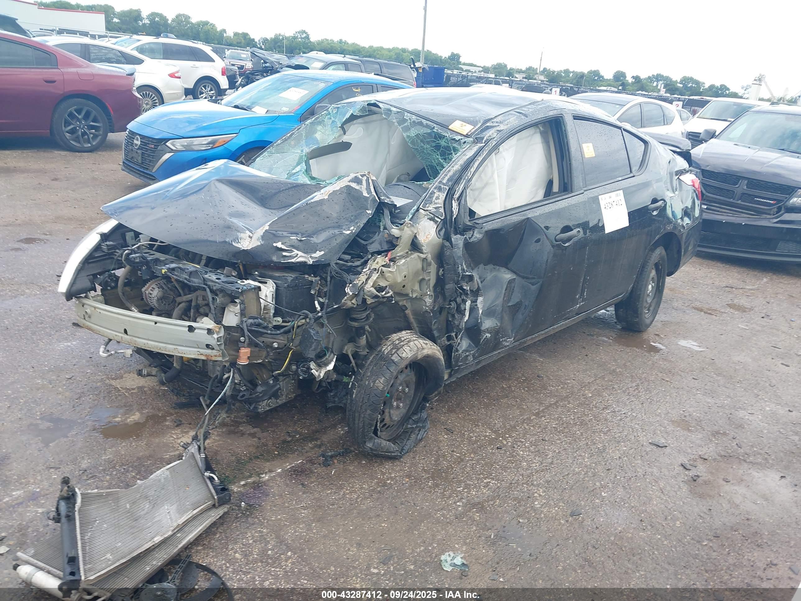 NISSAN VERSA image 2
