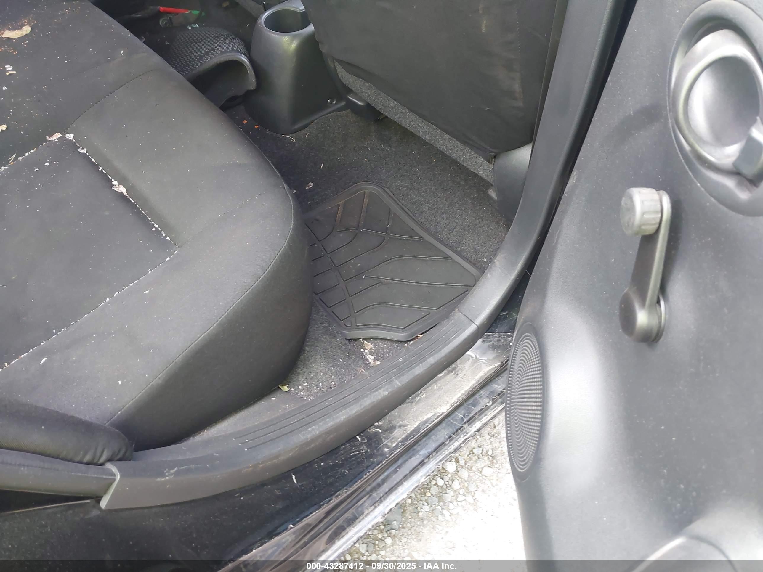 NISSAN VERSA image 8