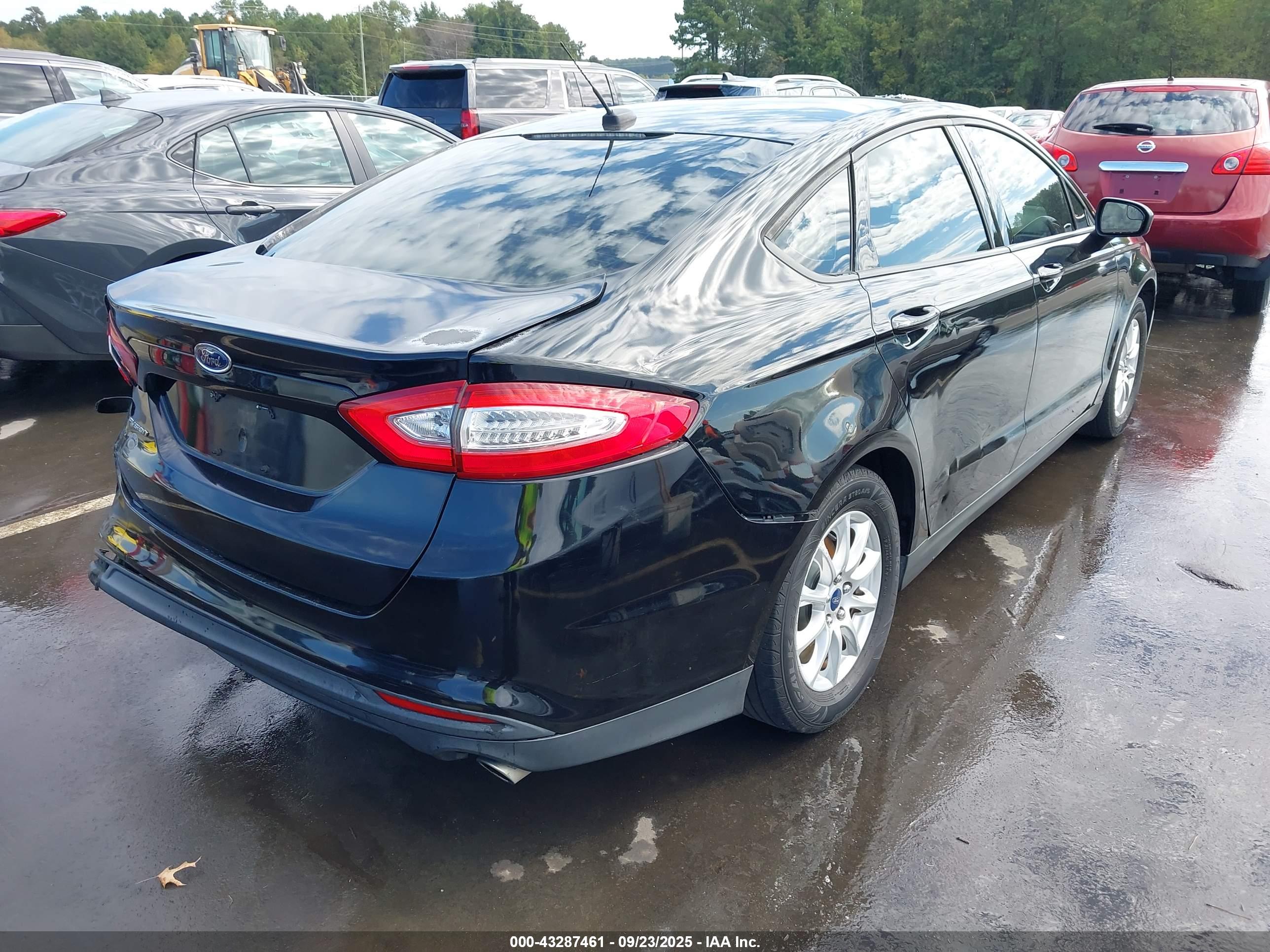 FORD FUSION image 4