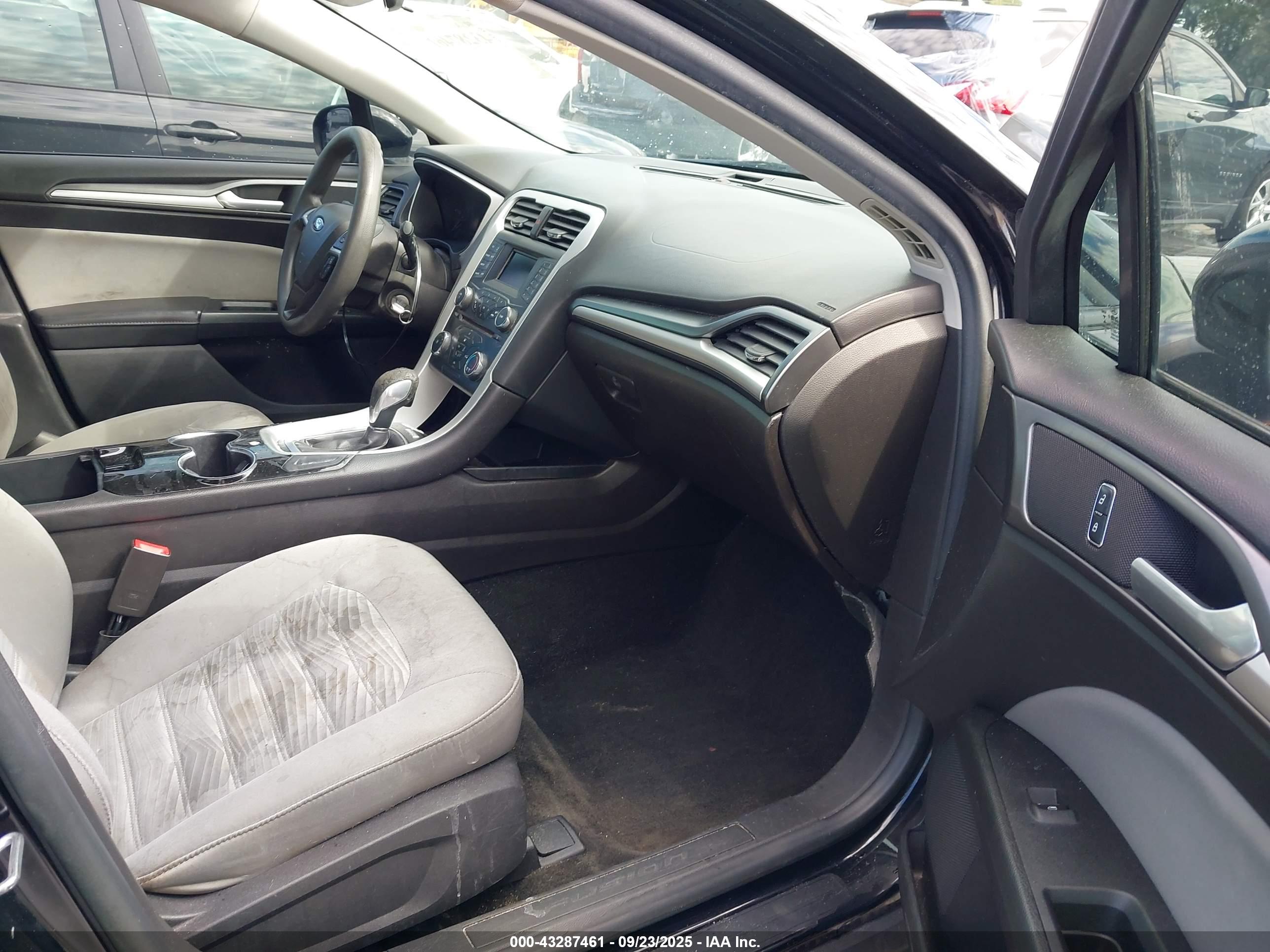 FORD FUSION image 5