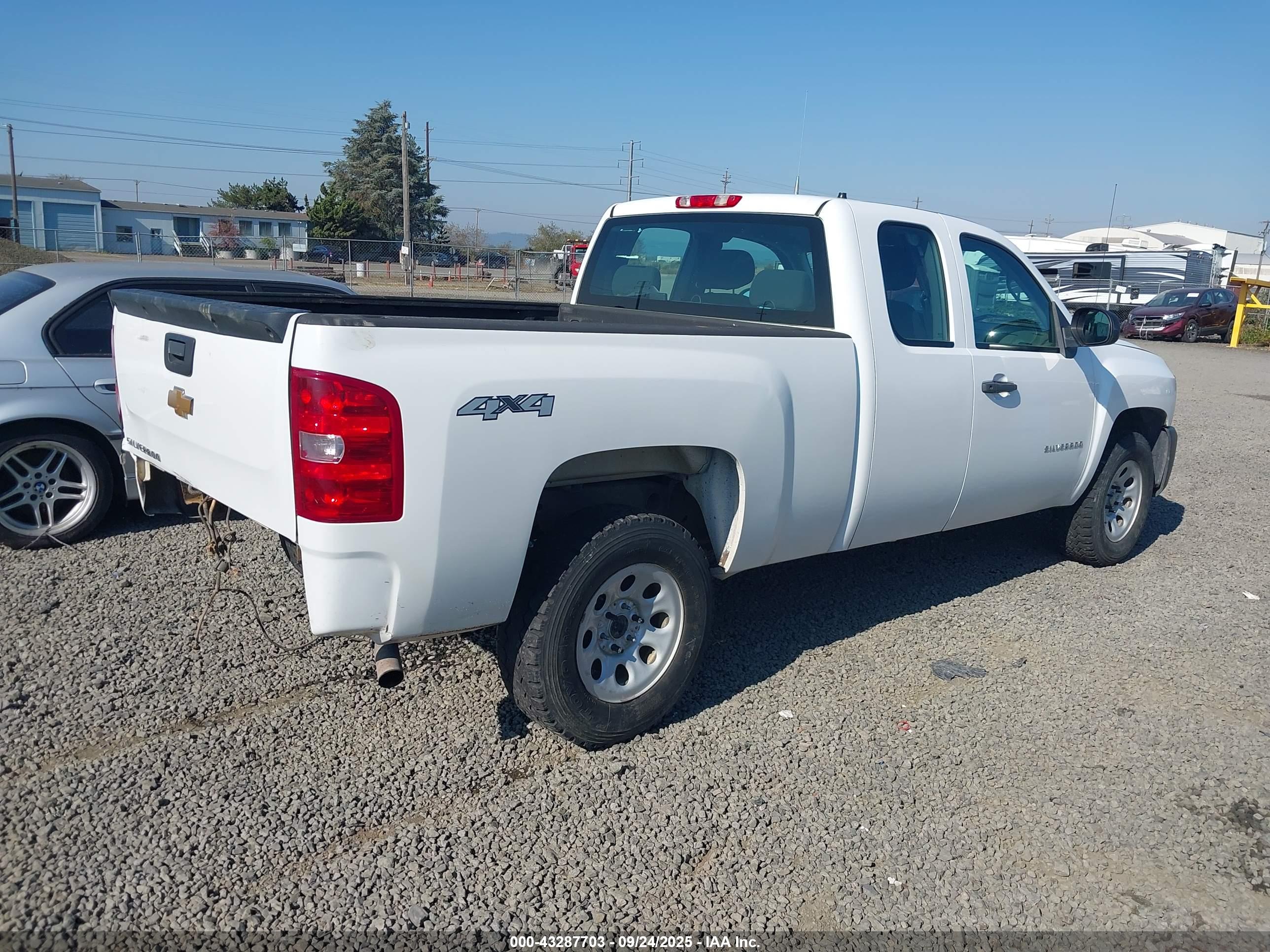 CHEVROLET SILVERADO image 4