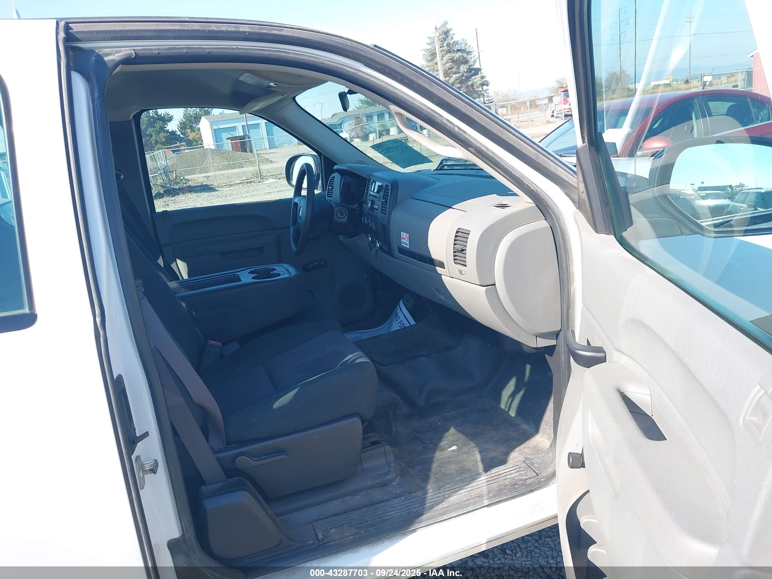 CHEVROLET SILVERADO image 5