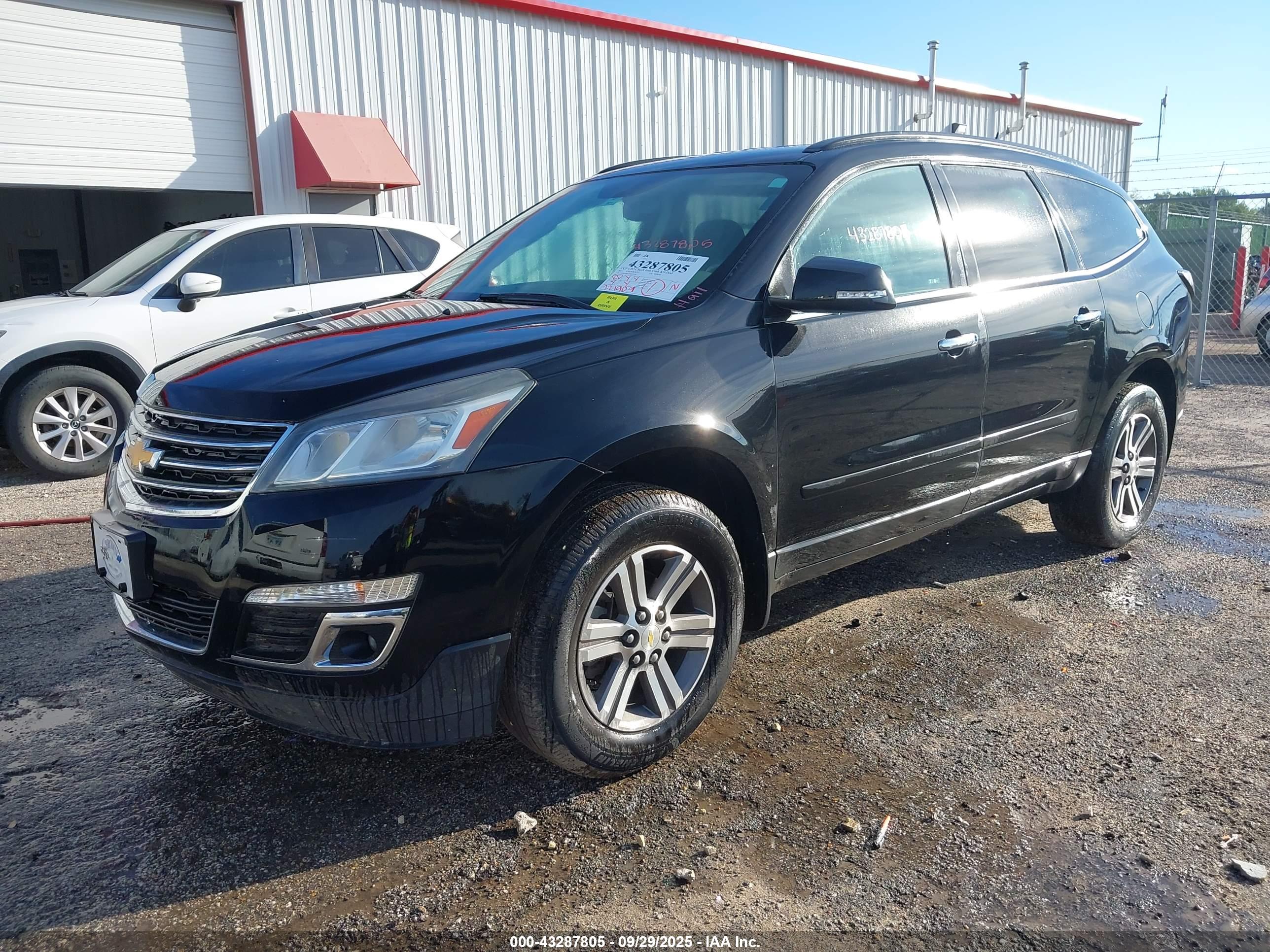 CHEVROLET TRAVERSE image 2