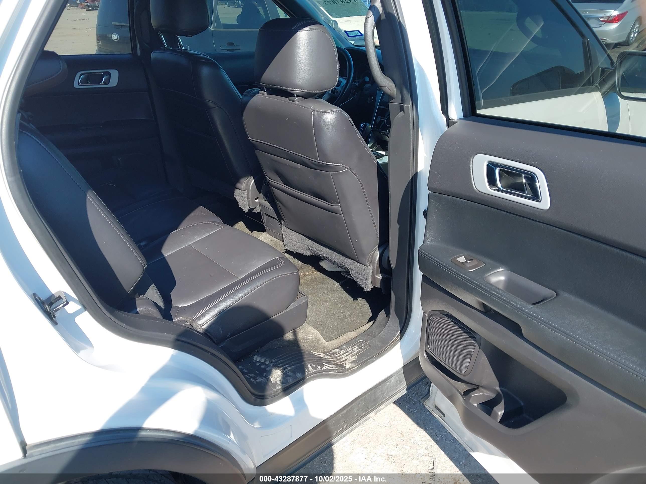 FORD EXPLORER image 8