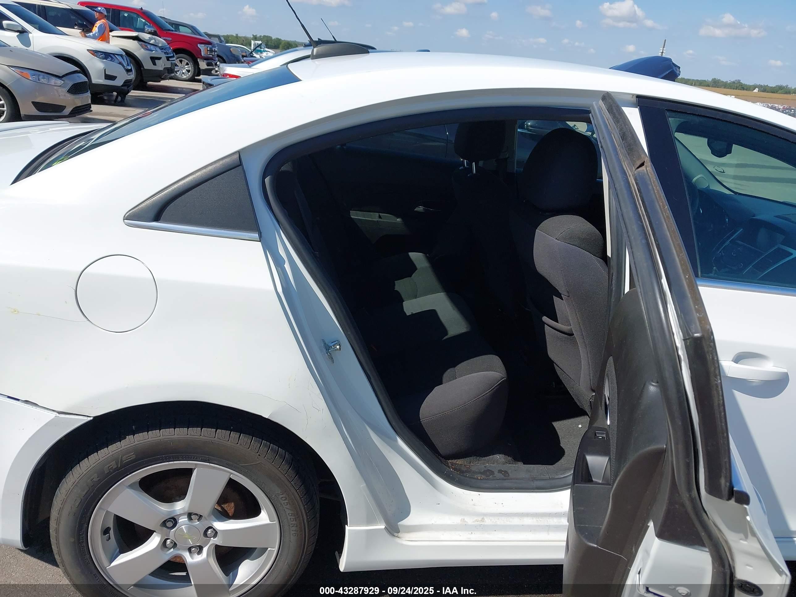 CHEVROLET CRUZE image 8