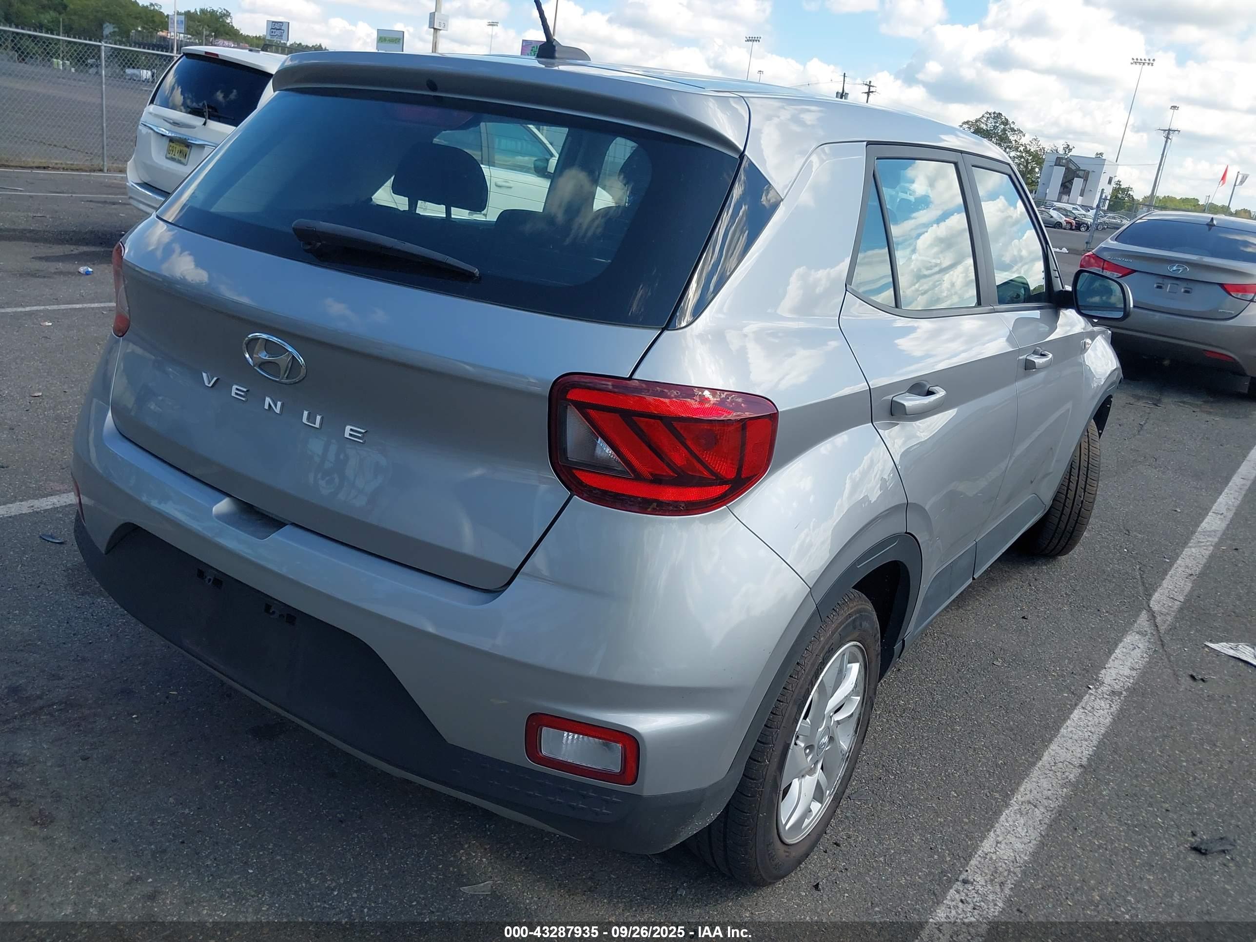 HYUNDAI VENUE image 4
