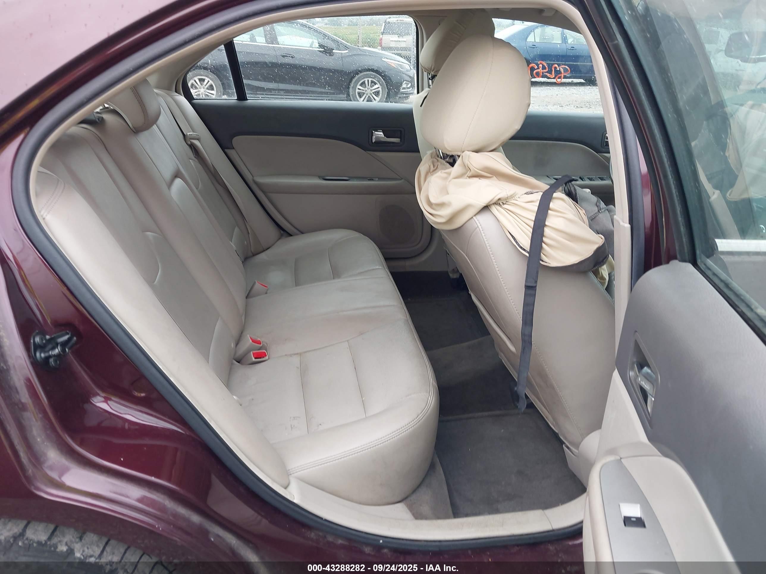 FORD FUSION image 8