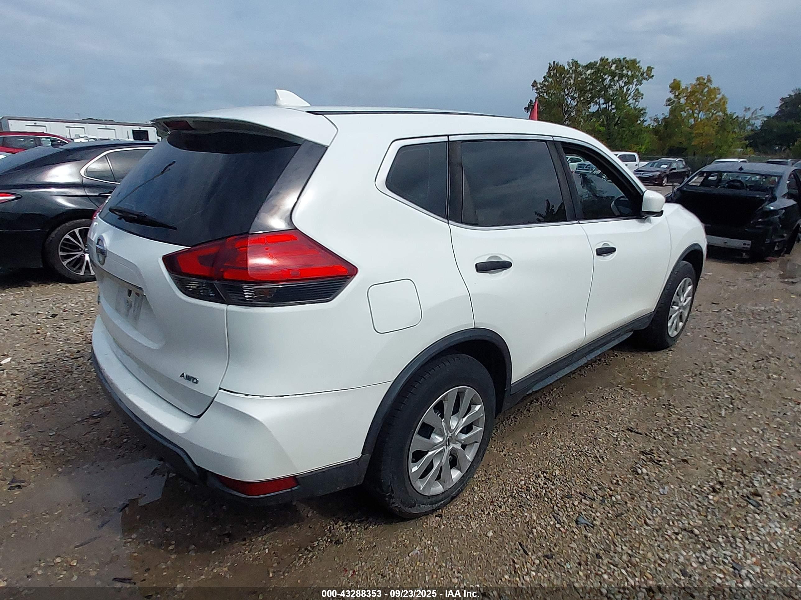 NISSAN ROGUE image 4