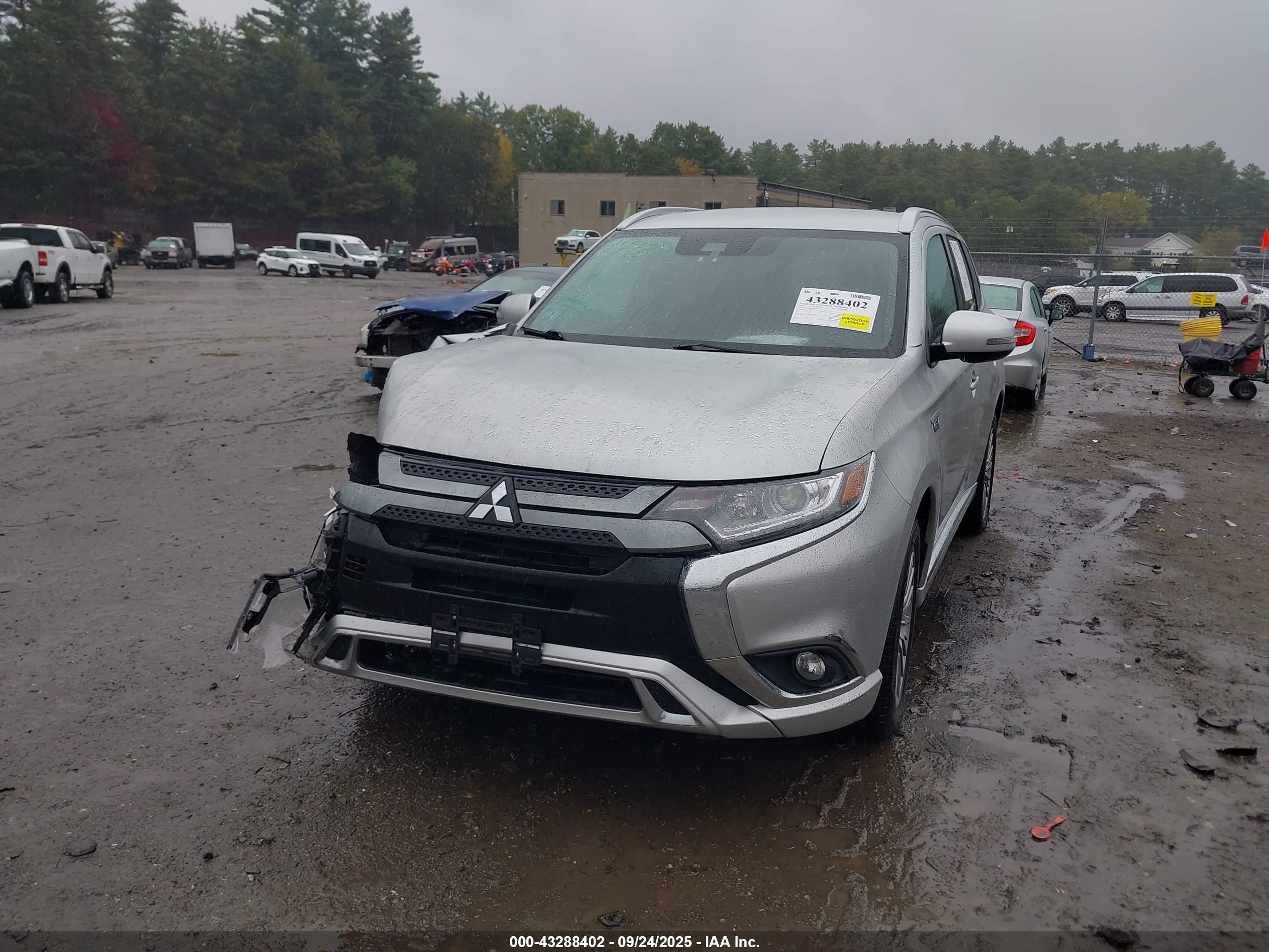 MITSUBISHI OUTLANDER image 2