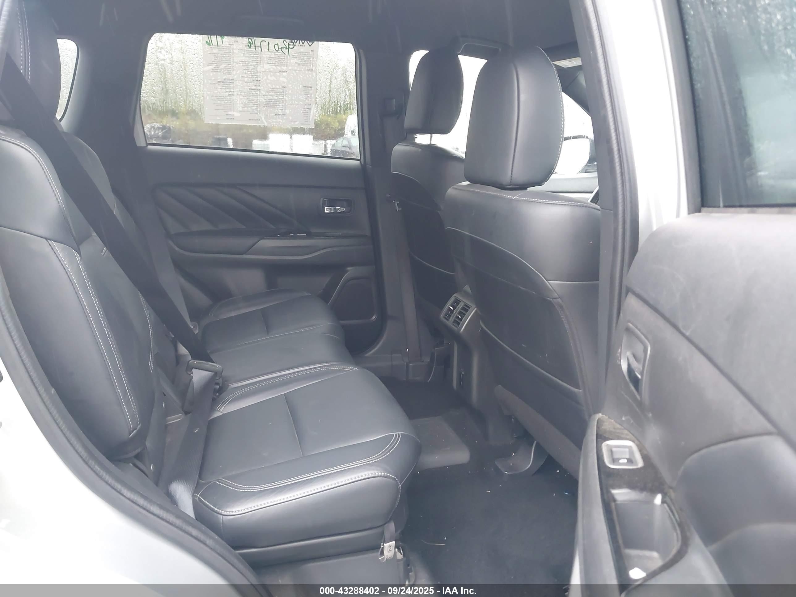 MITSUBISHI OUTLANDER image 8