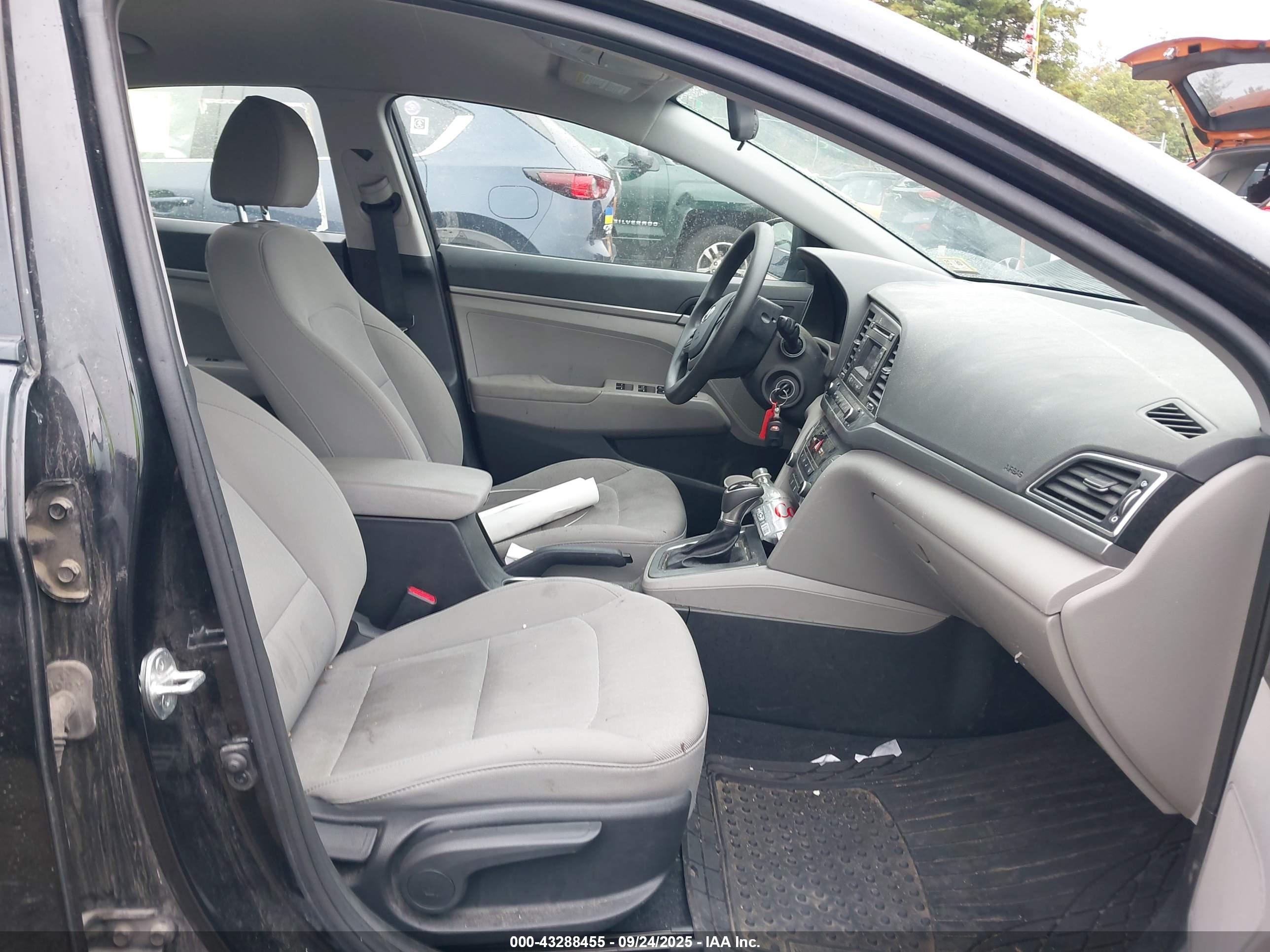 HYUNDAI ELANTRA image 5