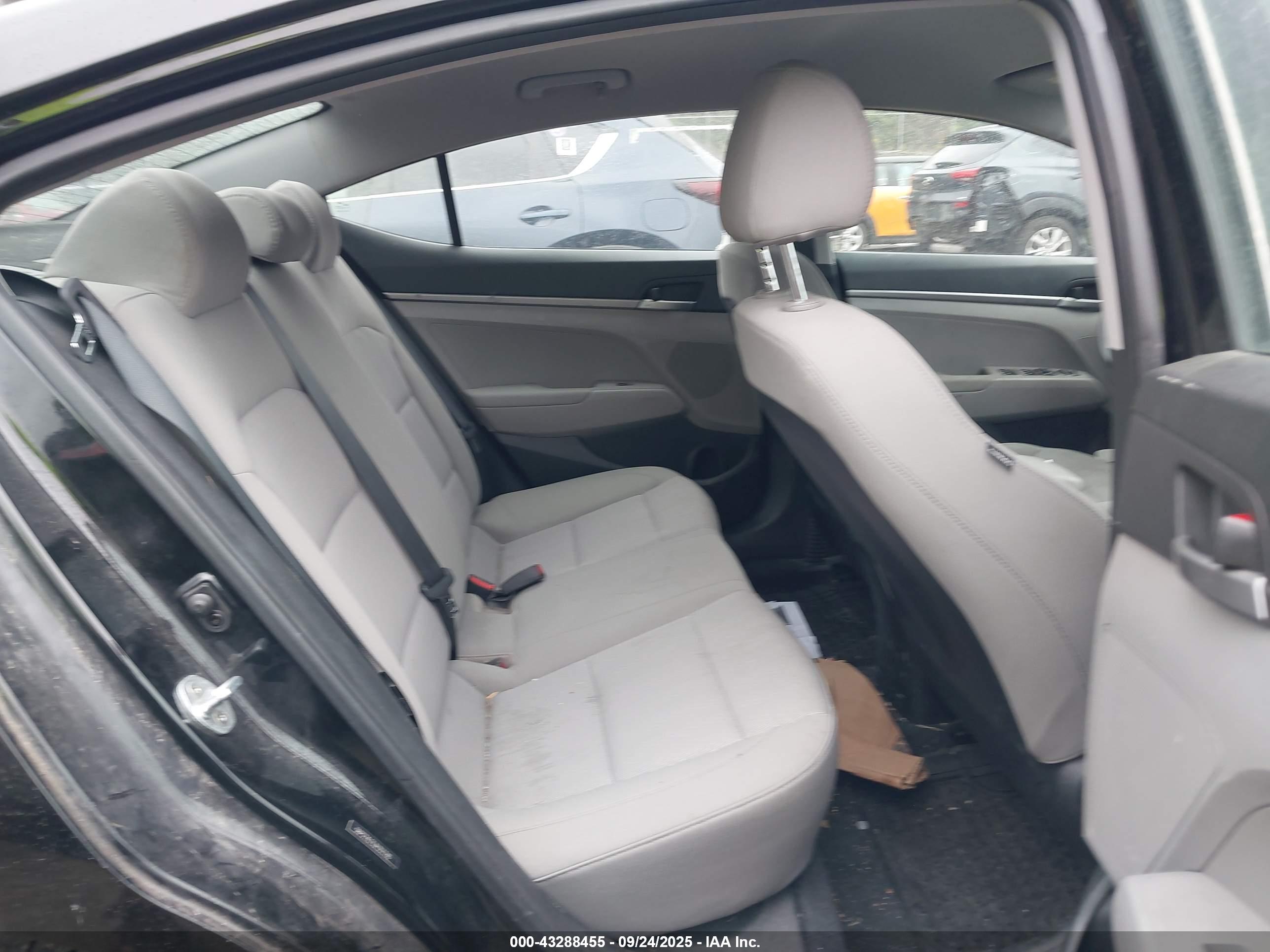 HYUNDAI ELANTRA image 8