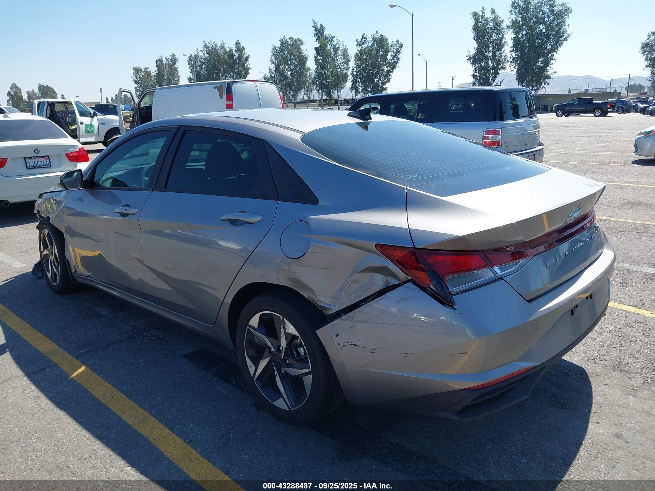 HYUNDAI ELANTRA image 3